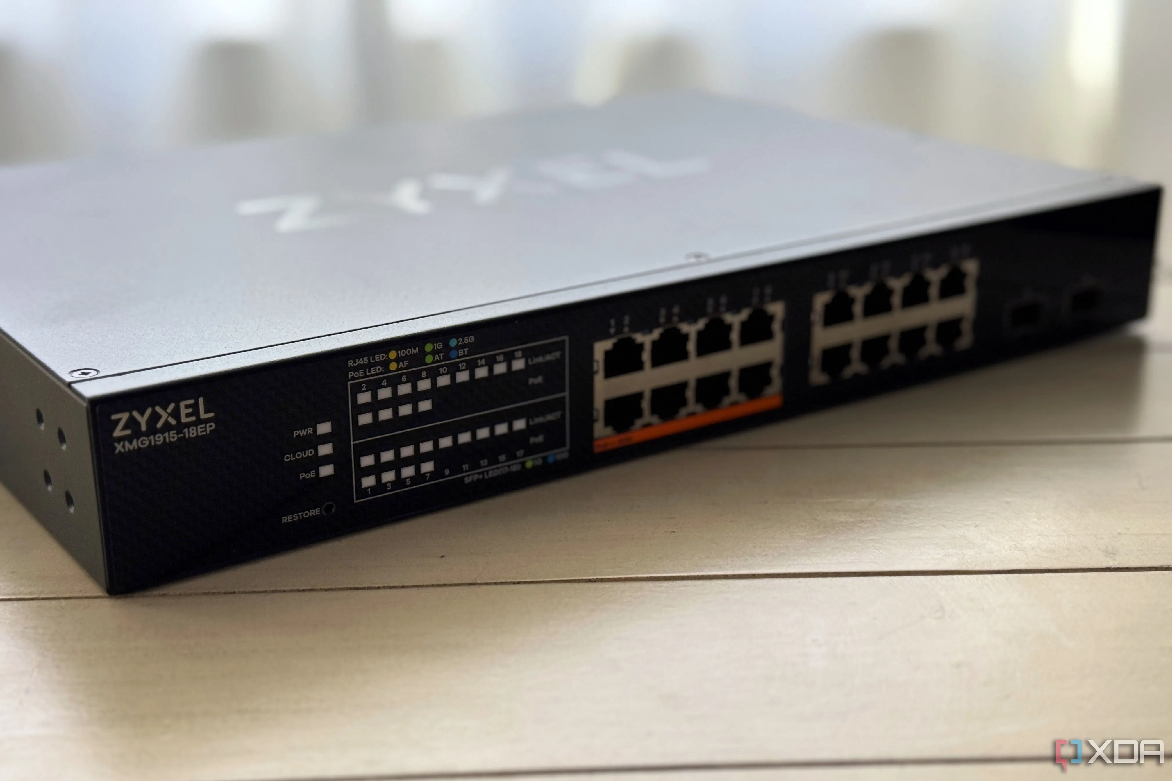 Thiết bị chuyển mạch mạng (managed switch) Zyxel, đại diện cho hạ tầng mạng nội bộ có thể kết hợp với Funnel cho nhiều dịch vụ