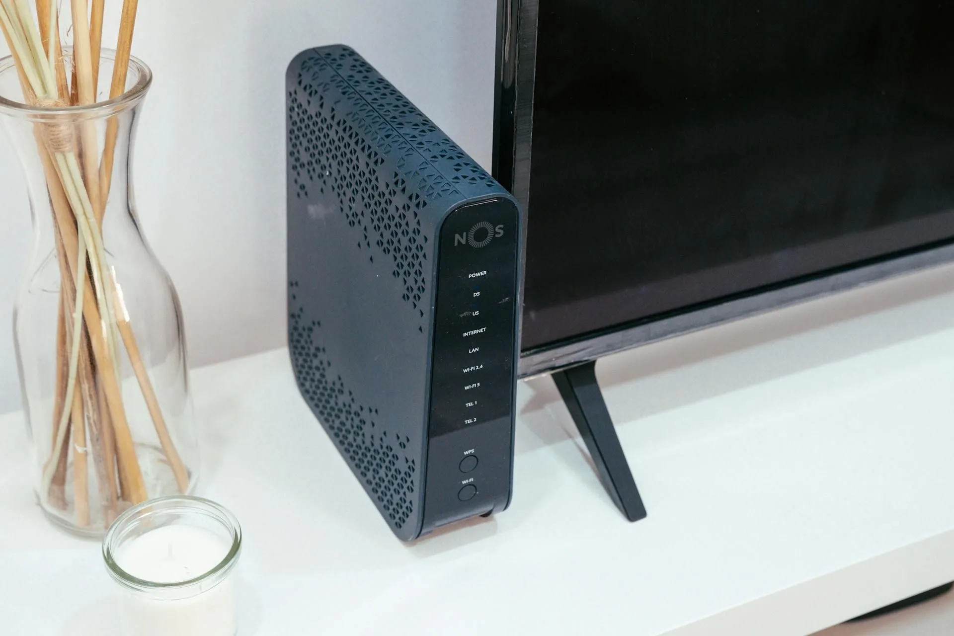 Thiết bị định tuyến (router) trong môi trường gia đình, liên quan đến cách truy cập và định tuyến dịch vụ