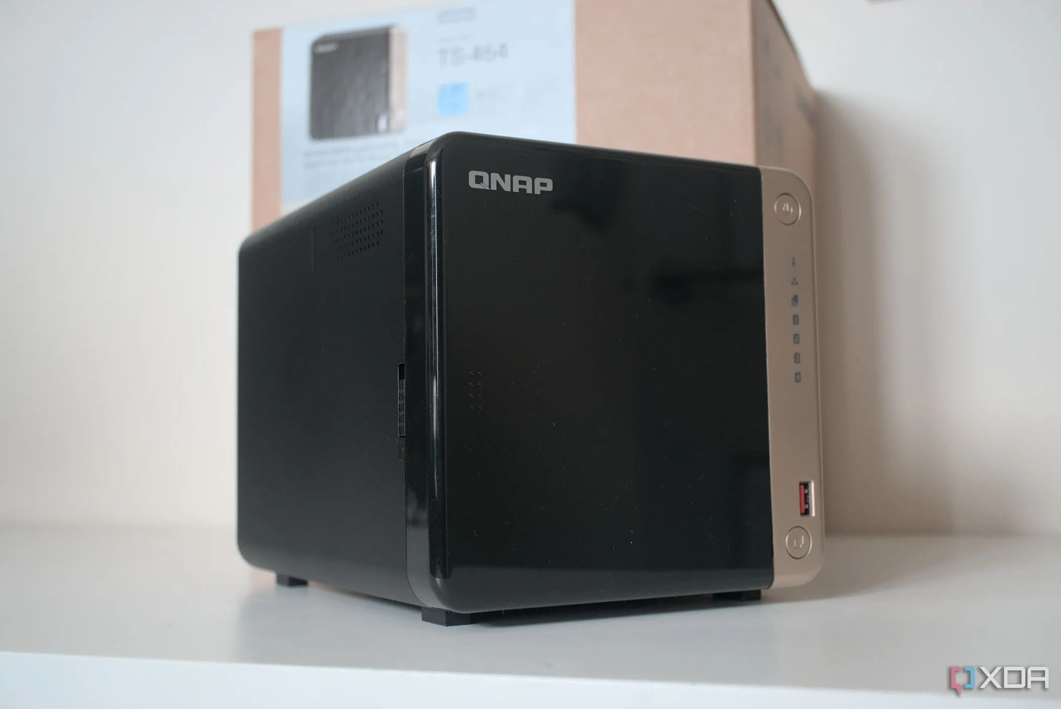 Thiết bị NAS QNAP TS-464, thường dùng làm máy chủ đa phương tiện