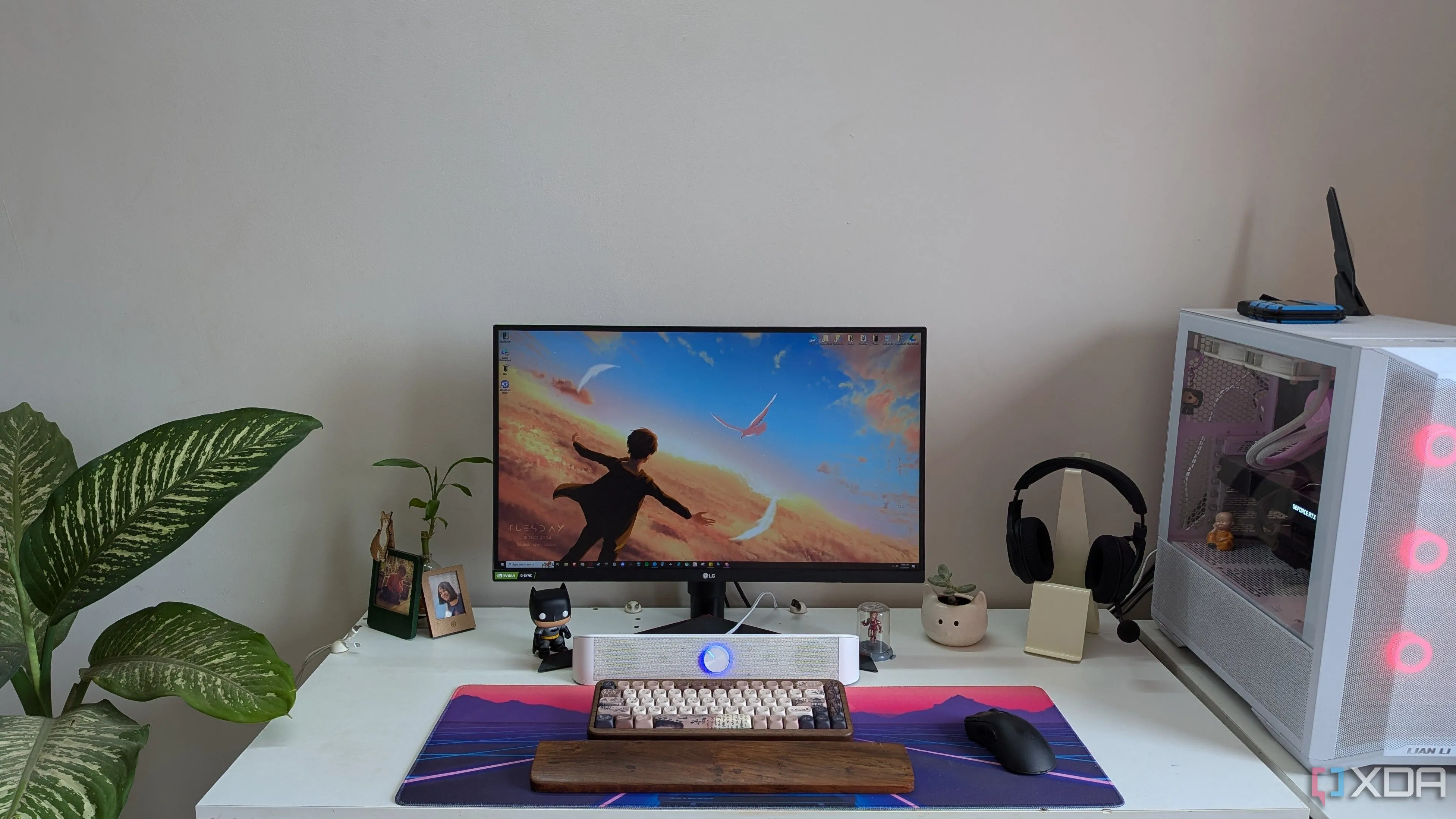 Toàn cảnh góc máy tính cá nhân sau khi thay thế loa cũ bằng soundbar.
