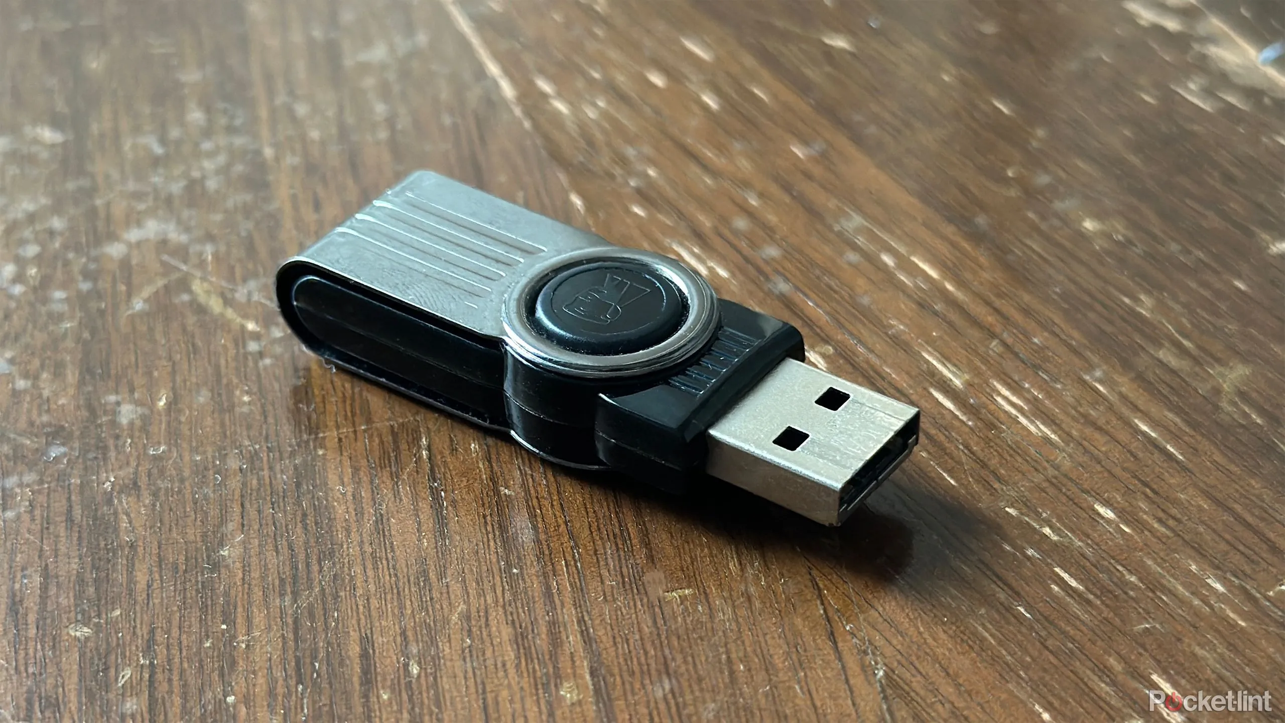 USB stick trên hộp gỗ cũ