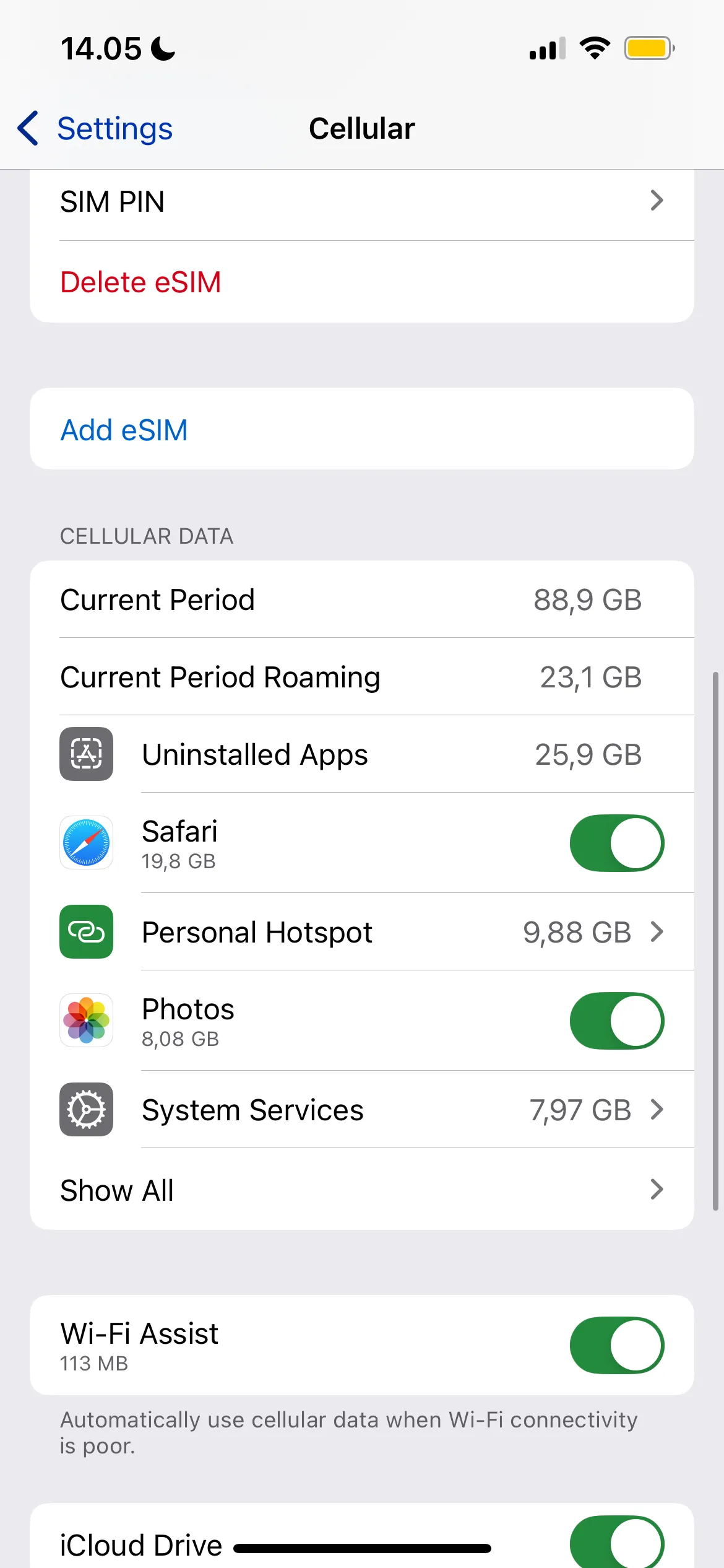 Ảnh chụp màn hình hướng dẫn truy cập mục &quot;PIN SIM&quot; trong ứng dụng Cài đặt của iPhone để kích hoạt tính năng bảo vệ eSIM
