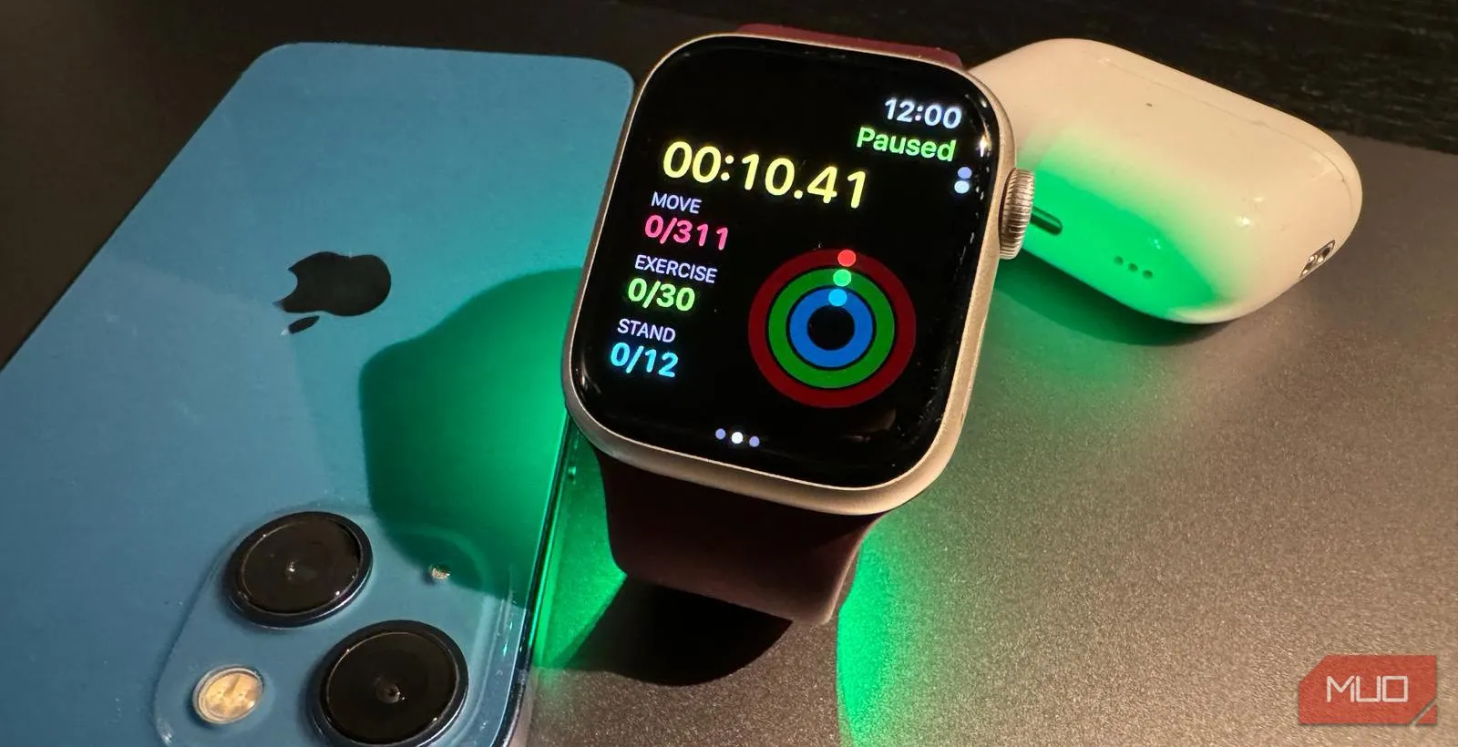 Apple Watch Series 9 đang hiển thị giao diện tập luyện, cùng iPhone và AirPods Pro