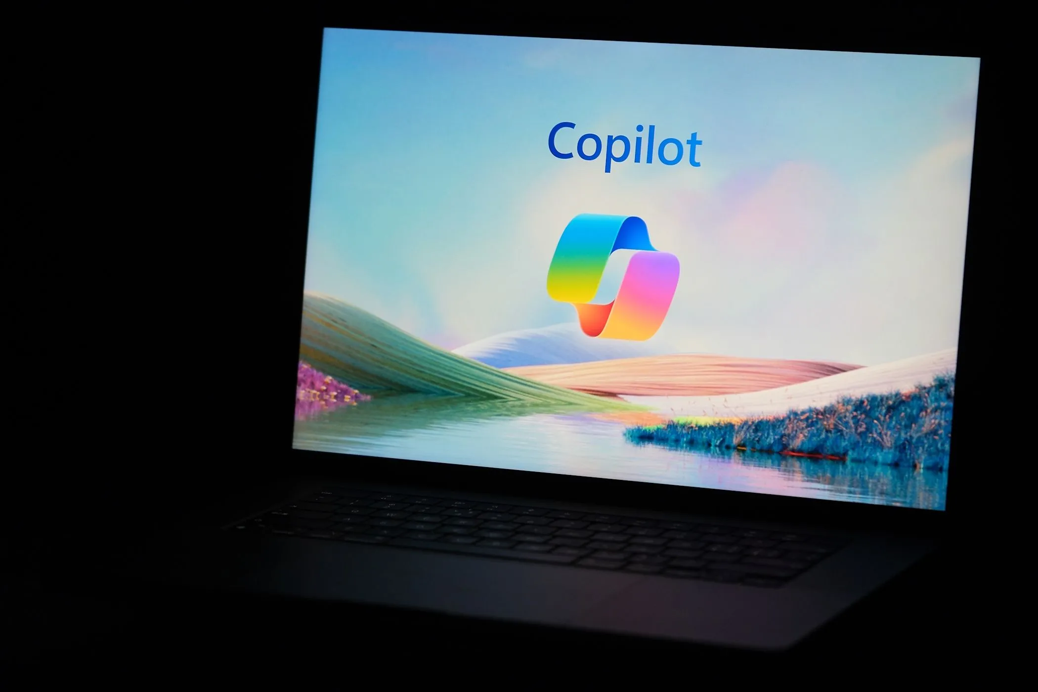 Biểu tượng Copilot được hiển thị trên màn hình laptop Windows, minh họa sự hiện diện của AI trong hệ điều hành Windows 11.