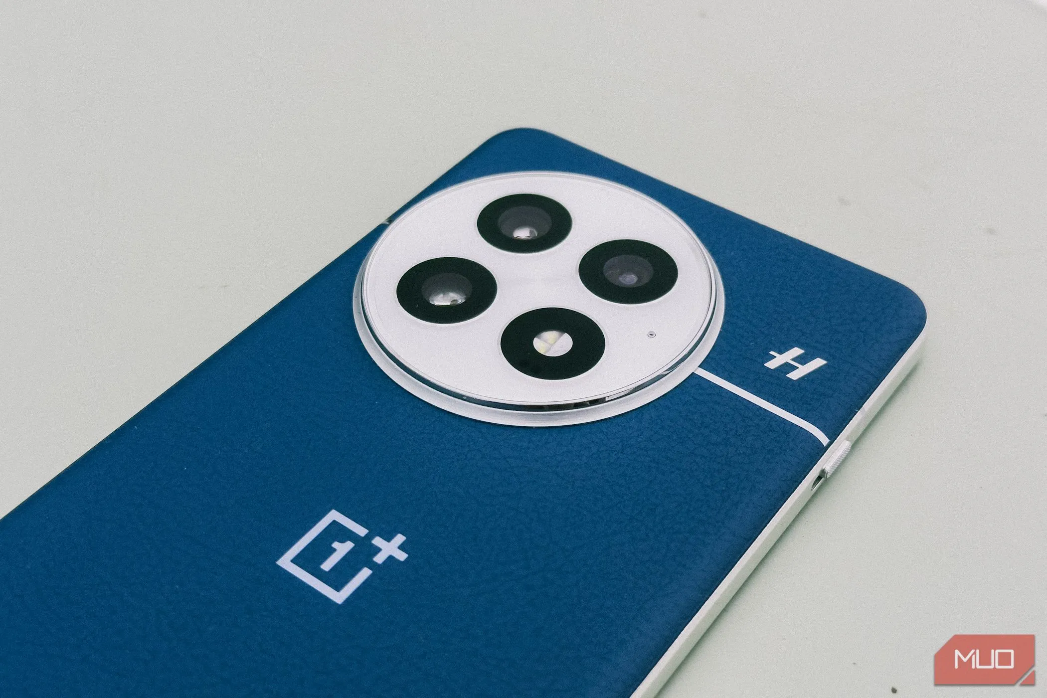 Cận cảnh cụm camera phía sau của OnePlus 13 với logo Hasselblad, làm nổi bật ba ống kính 50MP.