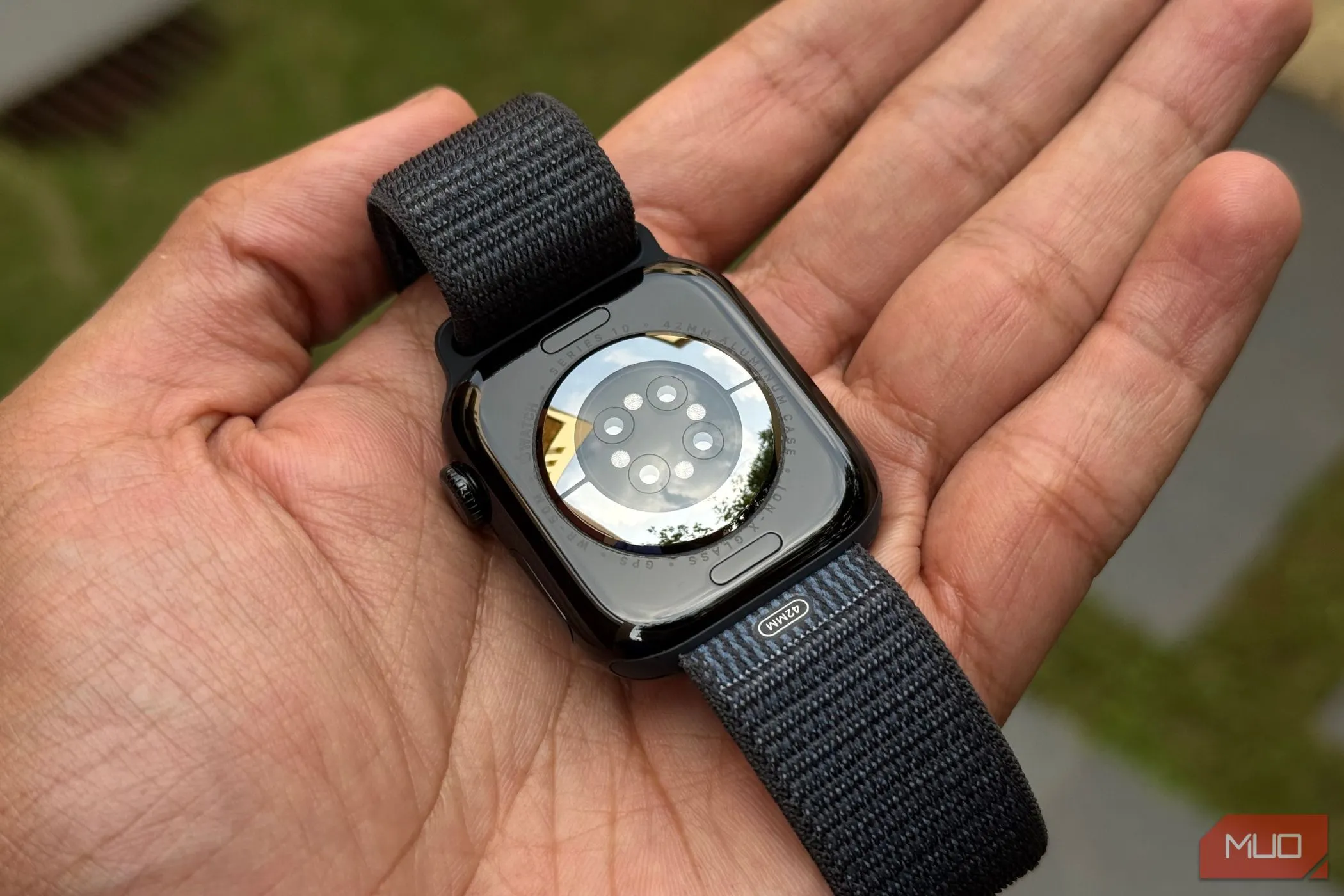 Cụm cảm biến sức khỏe phía sau của Apple Watch Series 10 trên lòng bàn tay