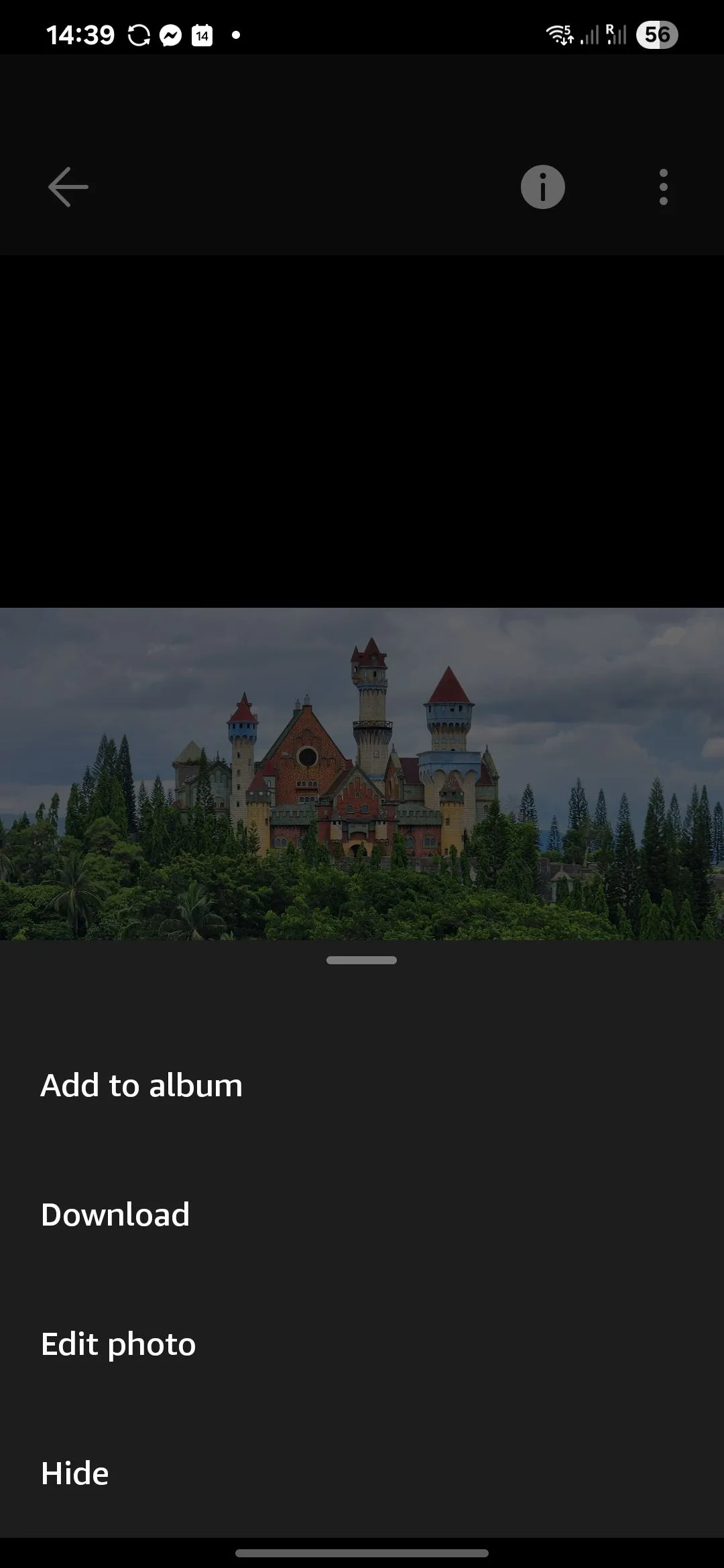 Giao diện chỉnh sửa ảnh trong ứng dụng Amazon Photos trên điện thoại.