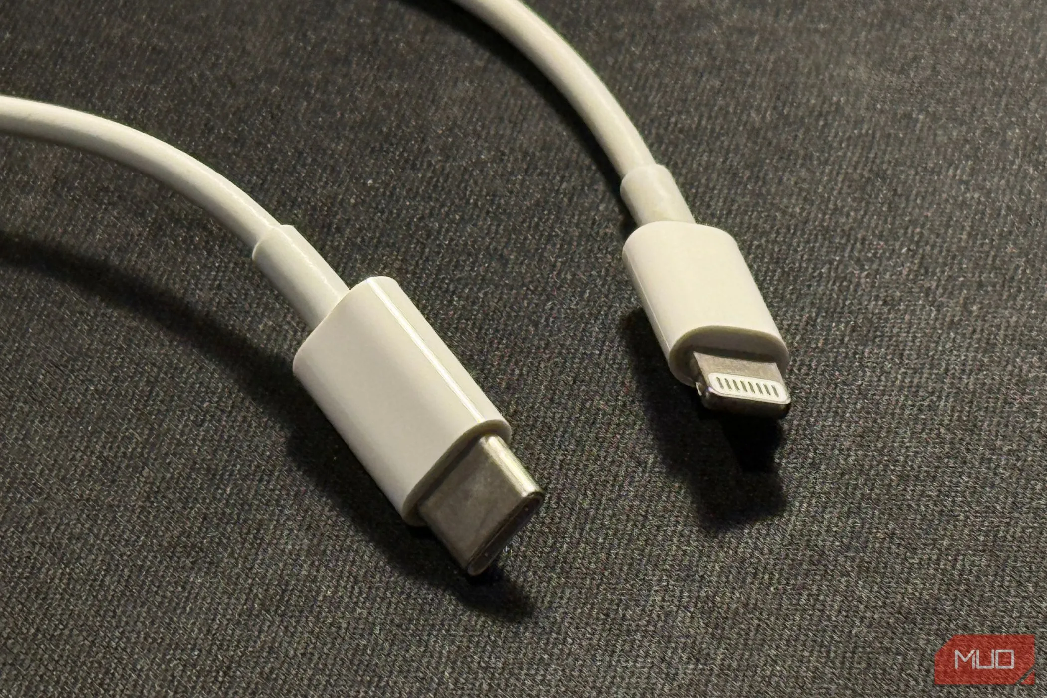 Hai đầu cáp sạc Lightning sang USB-C cho iPhone