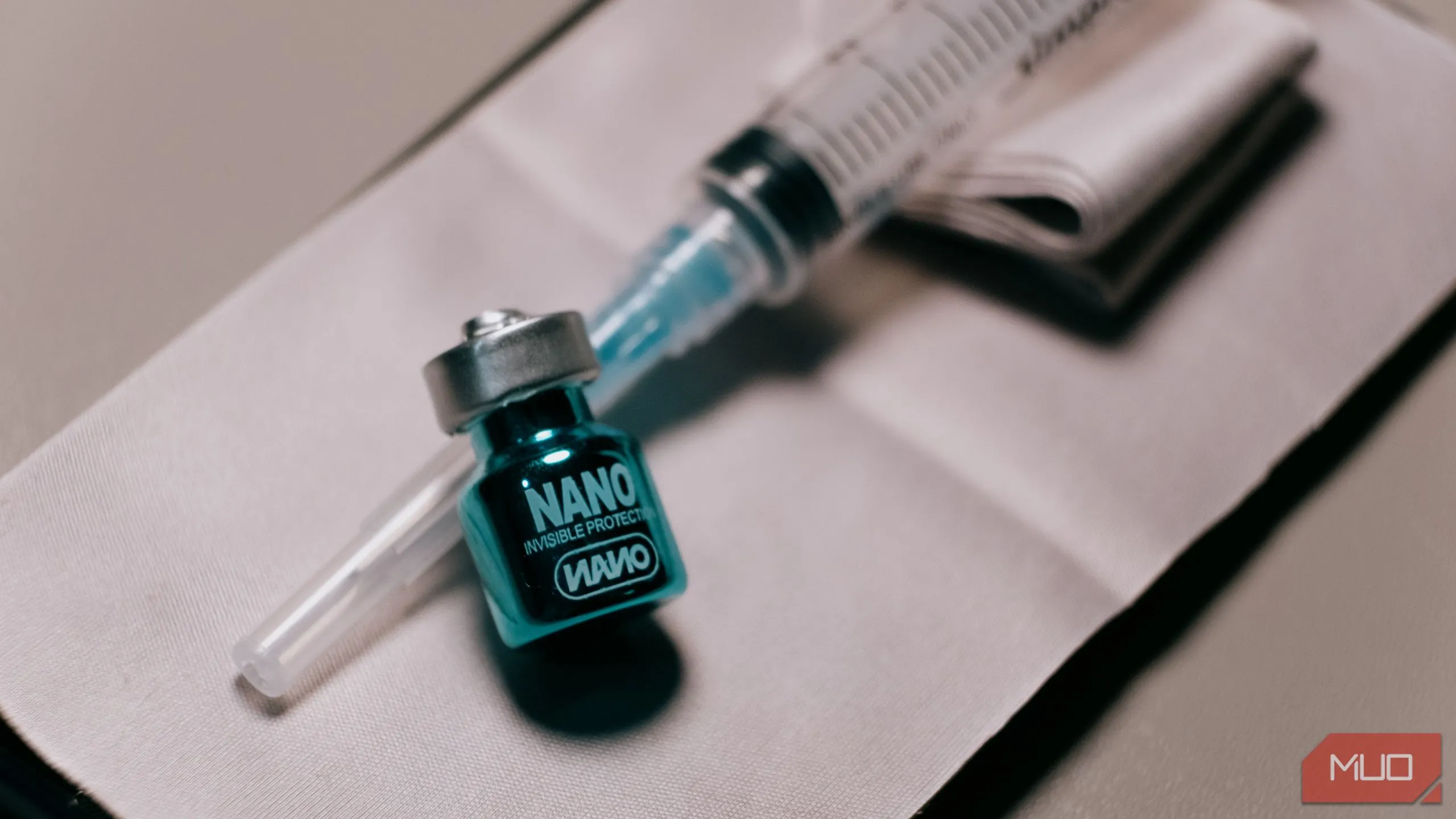Lọ dung dịch phủ nano oleophobic cạnh ống tiêm, chuẩn bị cho quá trình thử nghiệm trên màn hình.