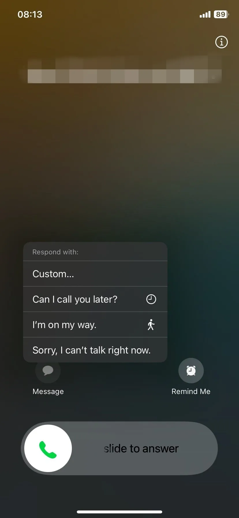 Màn hình điện thoại hiển thị tùy chọn gửi tin nhắn trả lời nhanh trên iOS, cho phép người dùng từ chối cuộc gọi và yêu cầu người gọi nhắn tin thay vì trò chuyện trực tiếp.