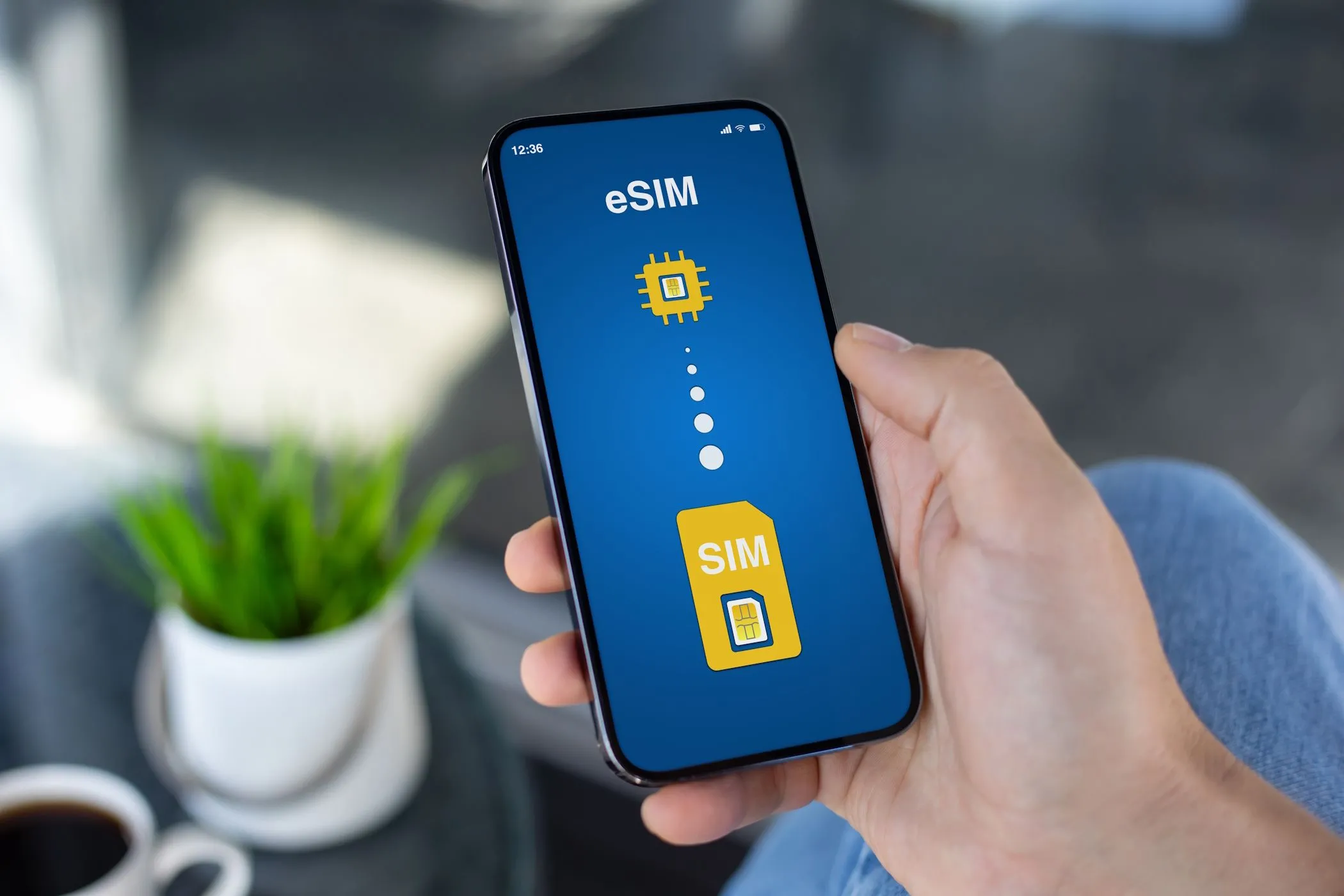 Minh họa quá trình chuyển đổi từ SIM vật lý sang eSIM trên điện thoại thông minh.