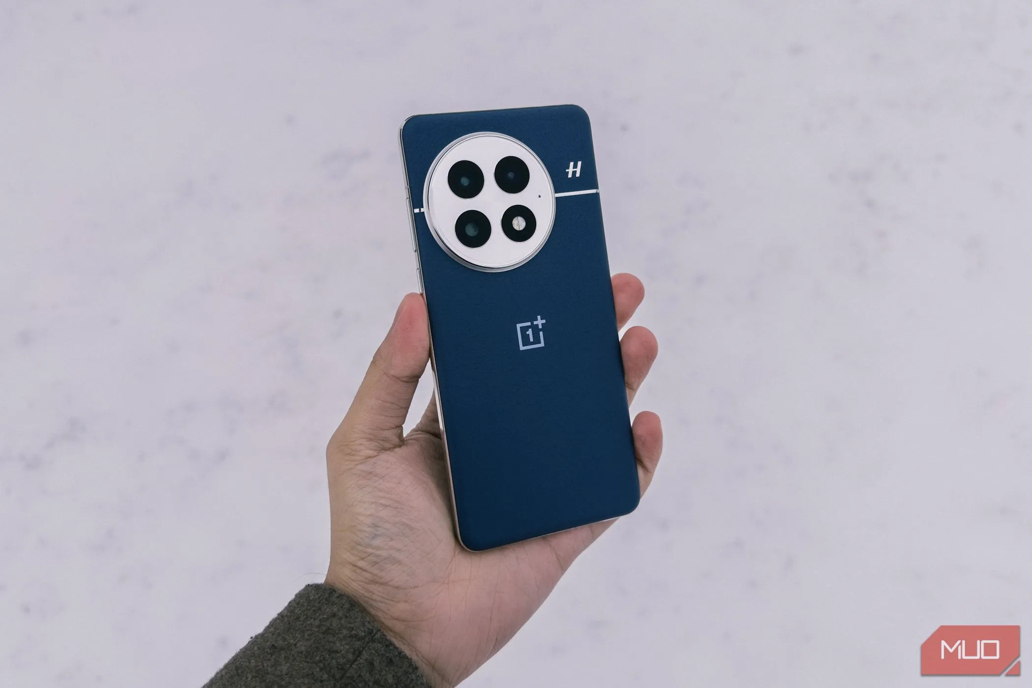 Người dùng cầm điện thoại OnePlus 13 giữa khung cảnh tuyết trắng, thể hiện khả năng bền bỉ trong các điều kiện môi trường.