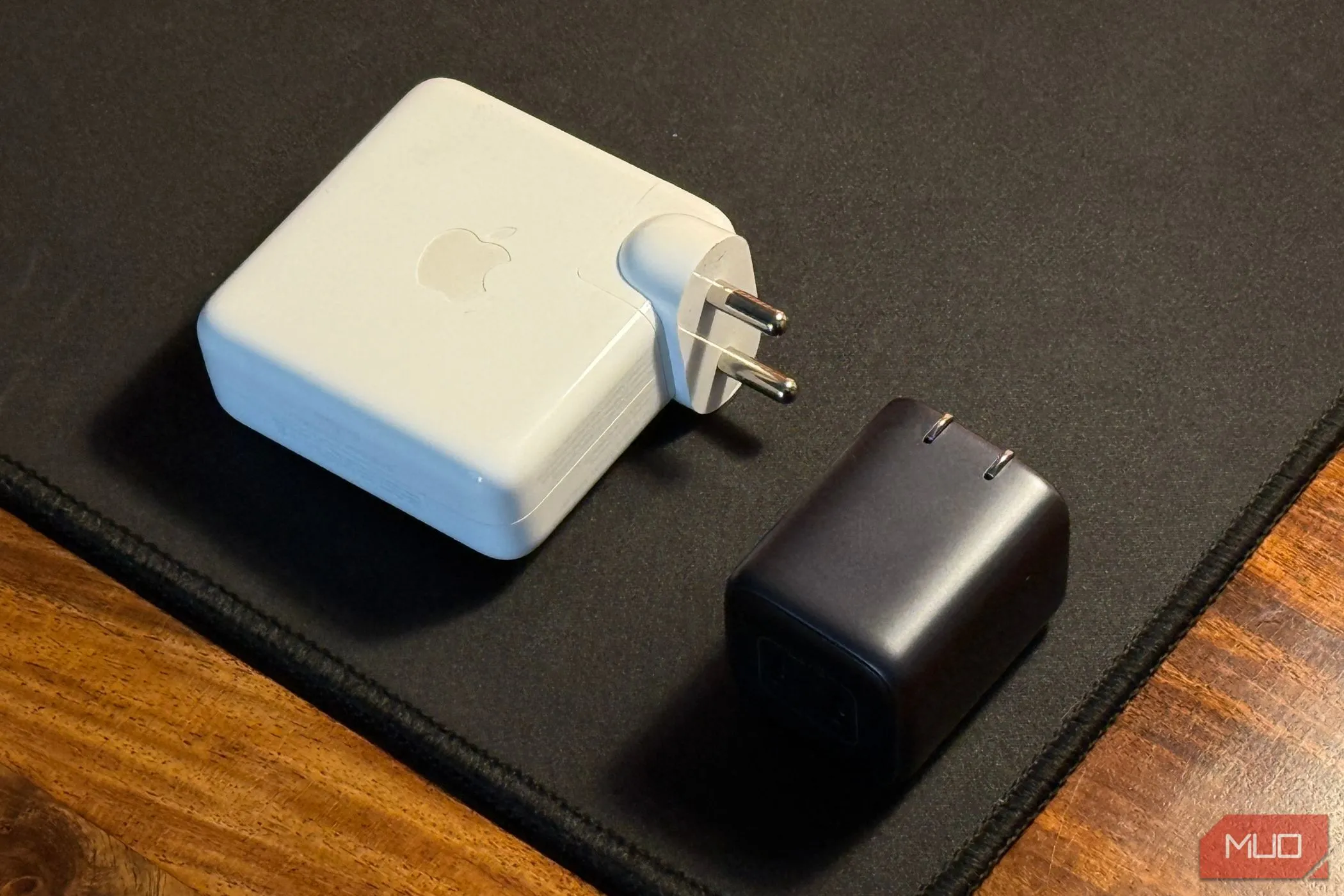 So sánh củ sạc nhỏ gọn của iPhone và củ sạc lớn của MacBook