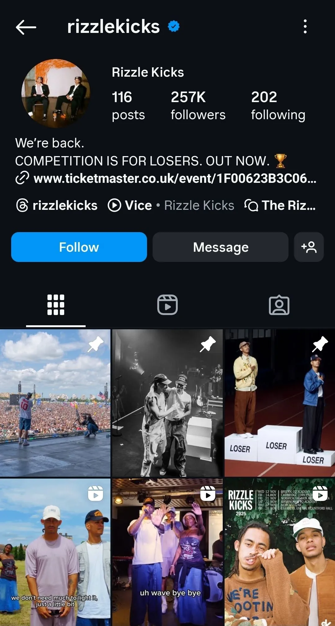 Trang Instagram của nhóm nhạc Rizzle Kicks, minh họa sự hiện diện mạng xã hội mạnh mẽ của nghệ sĩ thực.
