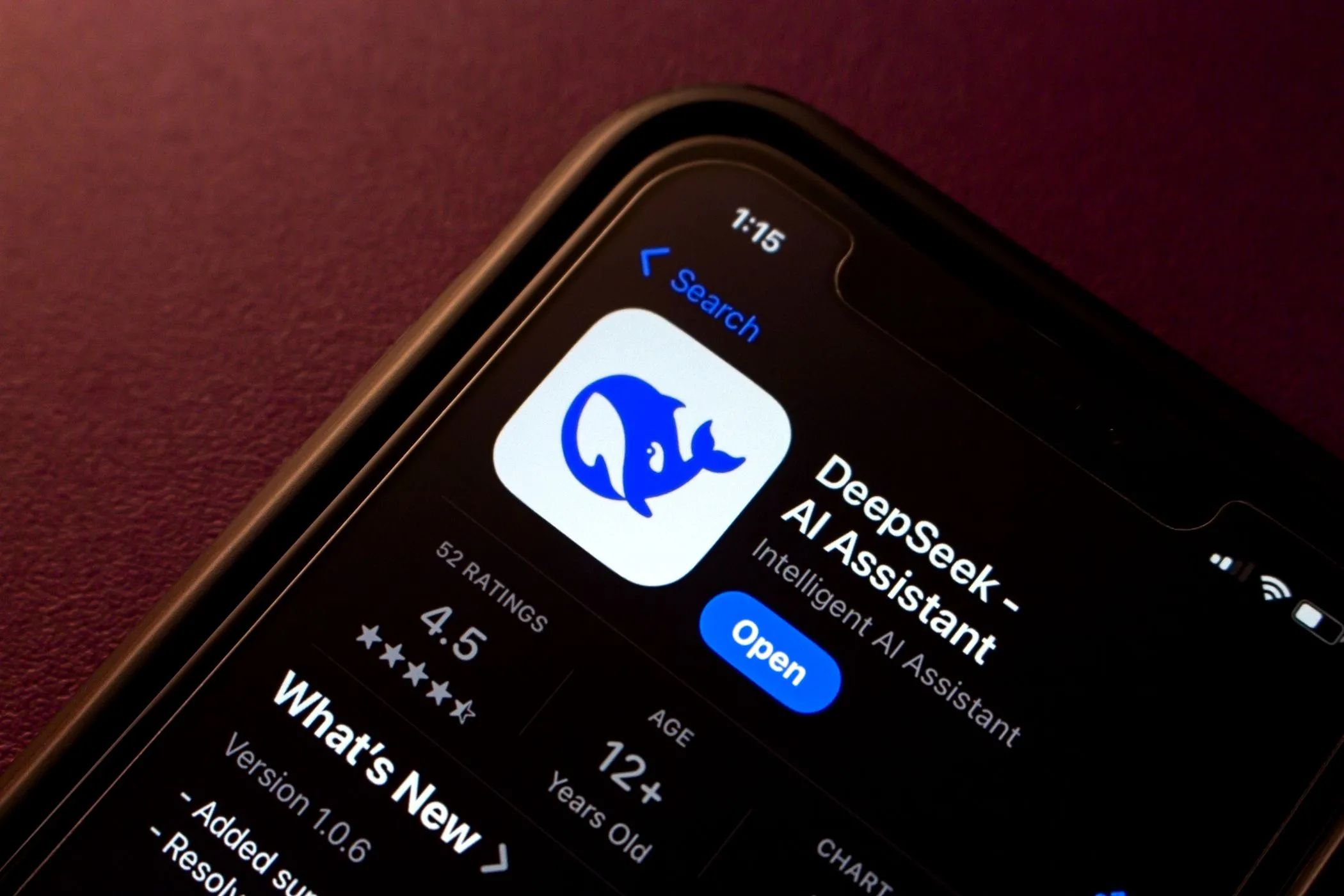 Trang tải ứng dụng DeepSeek AI Chatbot trên Apple App Store, nhấn mạnh tầm quan quan trọng của việc kiểm tra nguồn gốc ứng dụng trước khi tải để bảo vệ eSIM