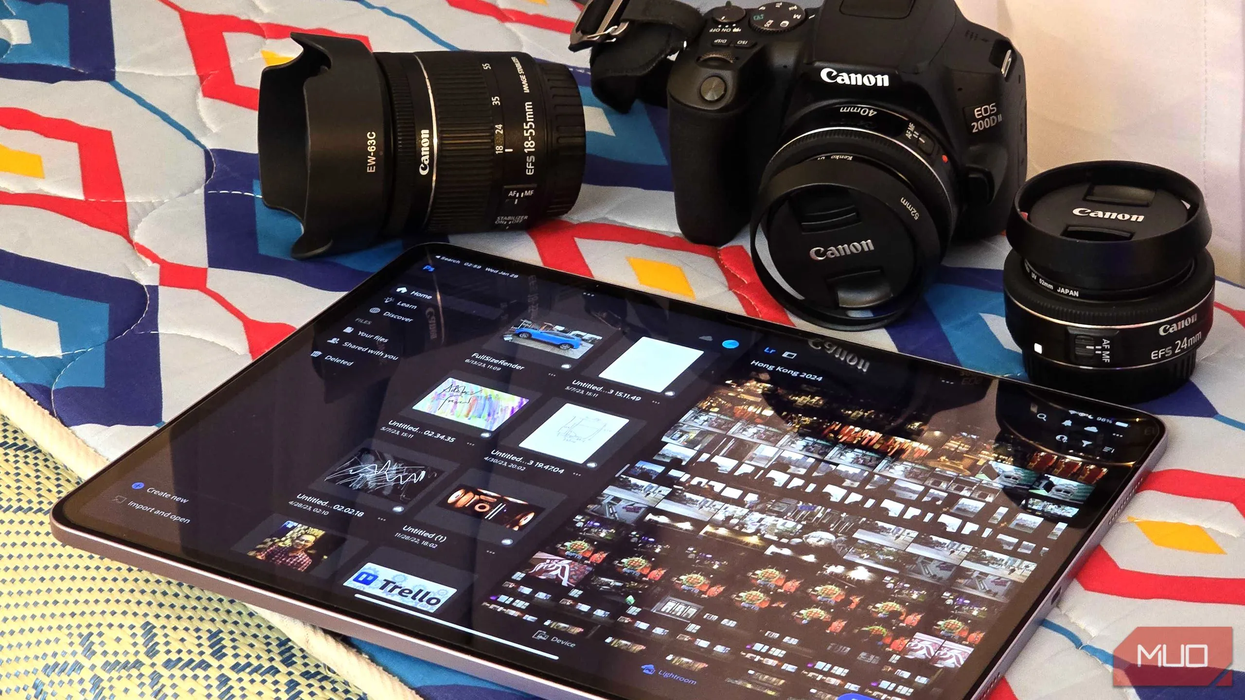 Adobe Photoshop và Lightroom đang chạy trên iPad, thể hiện khả năng chỉnh sửa ảnh chuyên nghiệp mọi lúc mọi nơi trên các thiết bị di động.