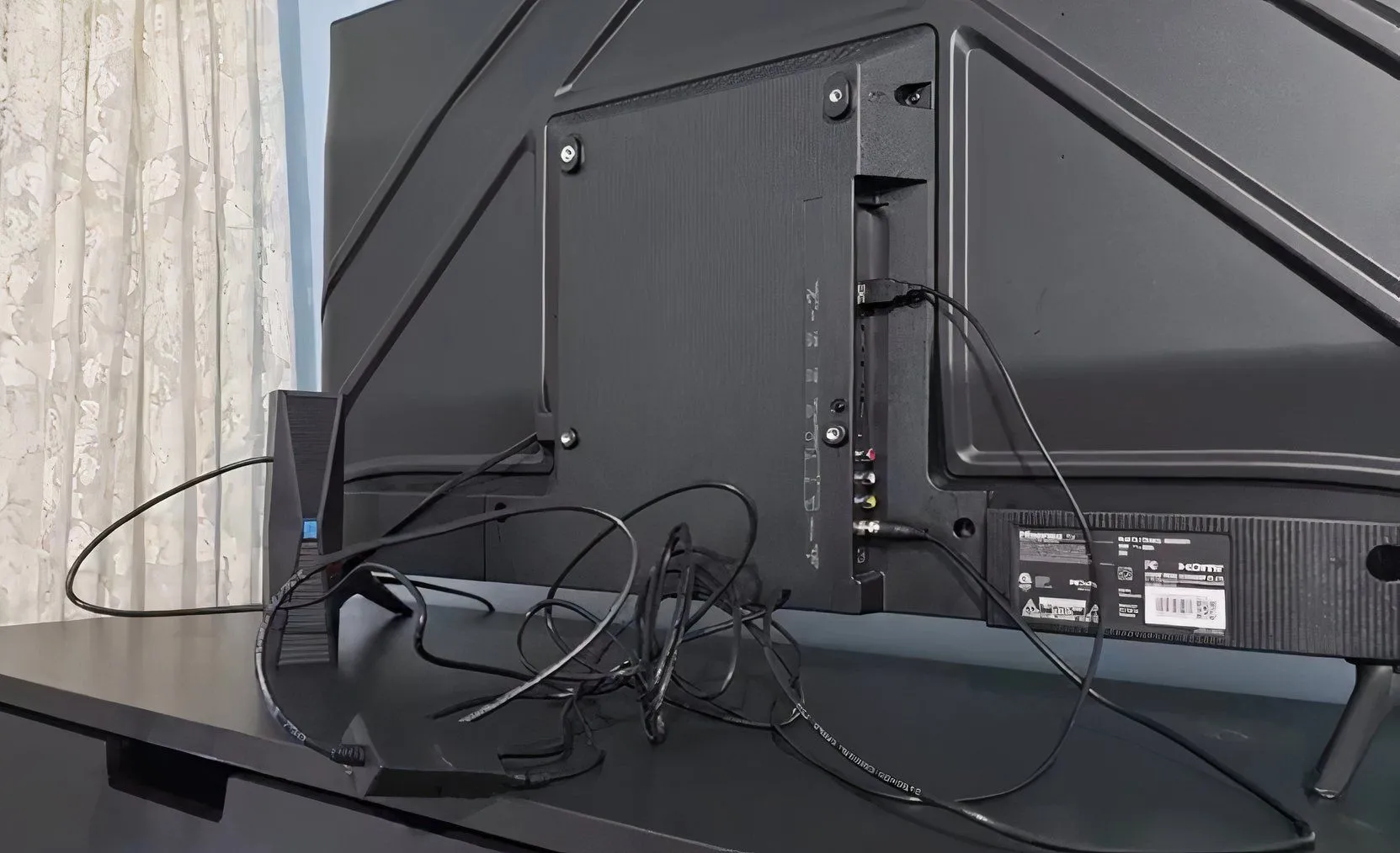Ăng-ten kỹ thuật số USB được cắm vào Smart TV, cho phép người dùng thu sóng truyền hình miễn phí trực tiếp qua cổng USB.