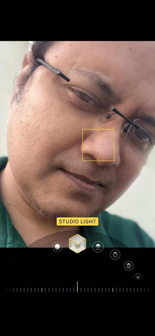Ảnh chân dung chụp bằng Chế độ Ánh sáng Studio trên iPhone, làm sáng chủ thể và giảm bóng đổ.