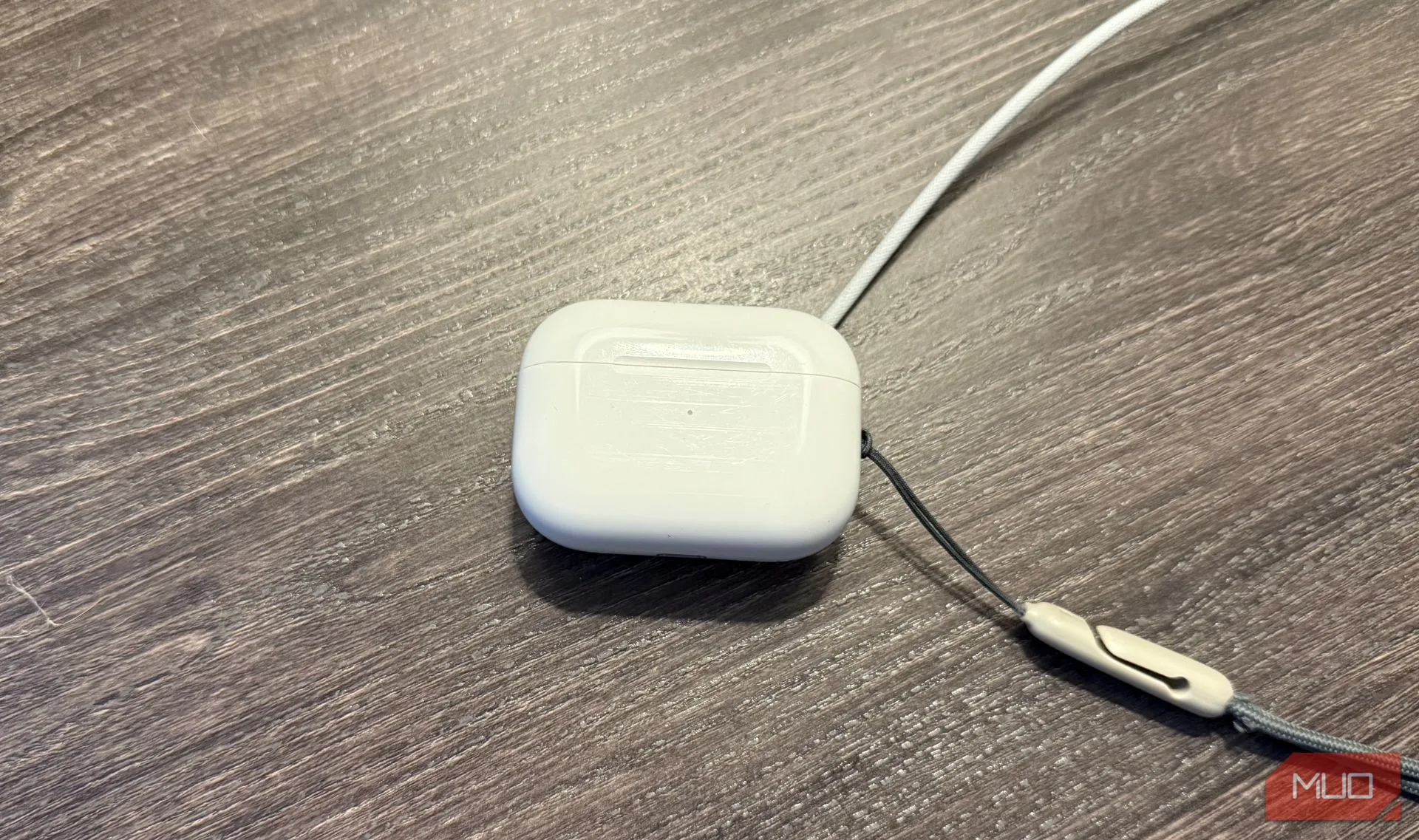 Apple AirPods Pro 2 đang sạc bằng đế sạc Apple Watch.