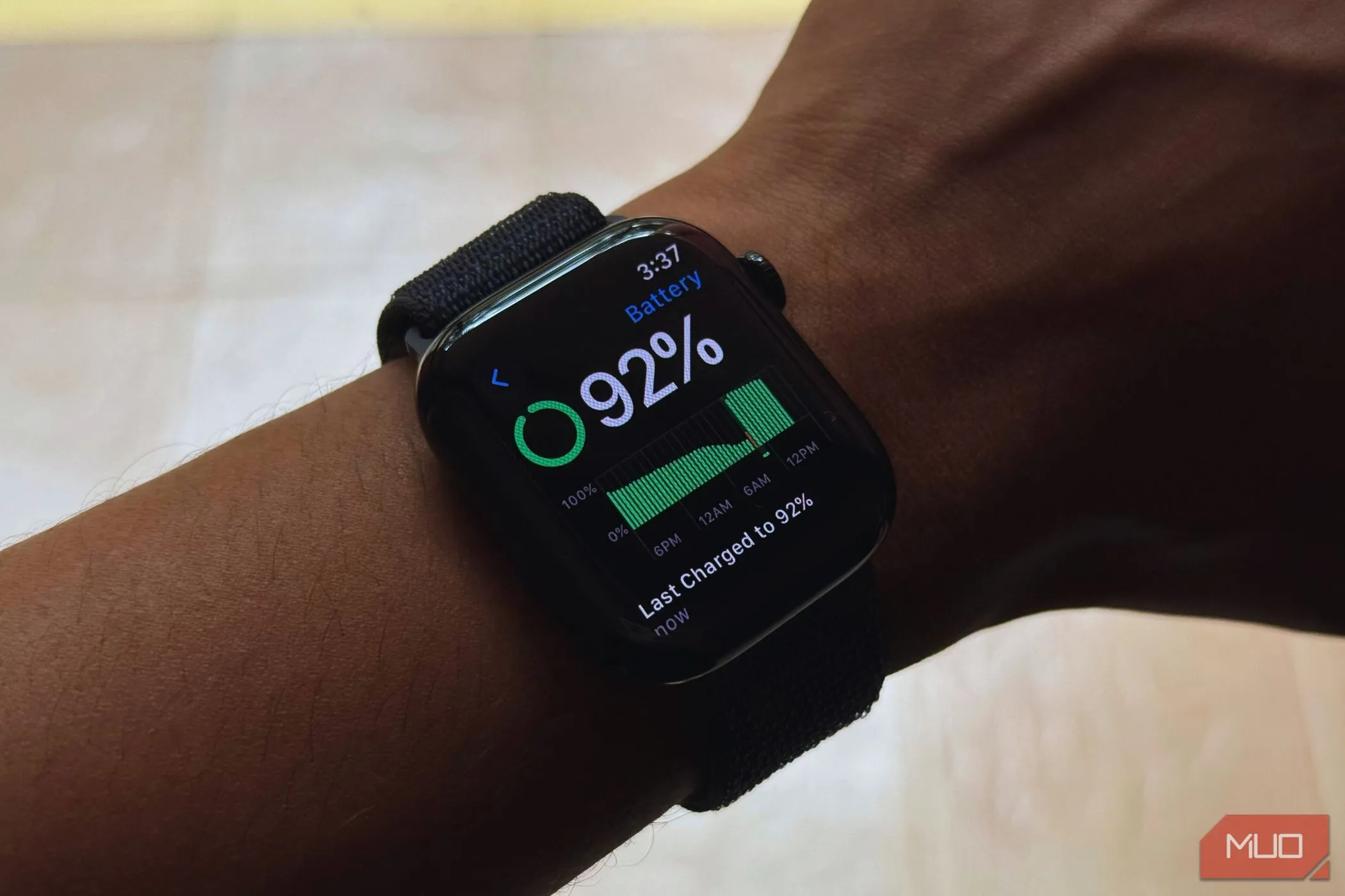 Apple Watch Series 10 đeo trên tay người đàn ông hiển thị thống kê pin trên màn hình
