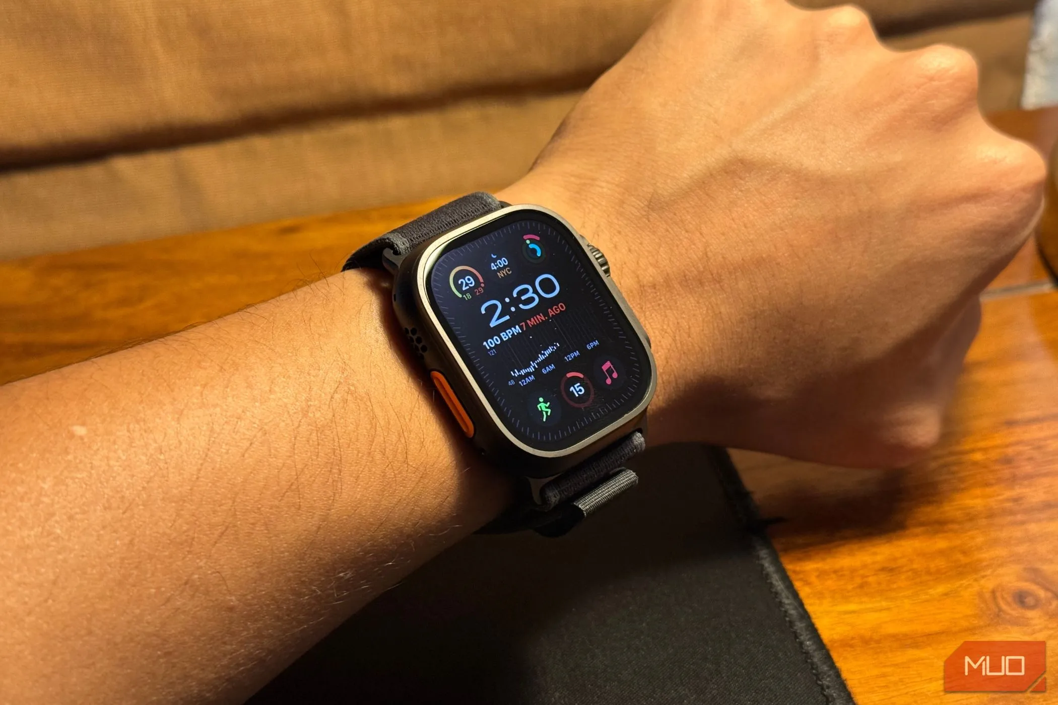 Apple Watch Ultra 2 Titanium đen trên cổ tay