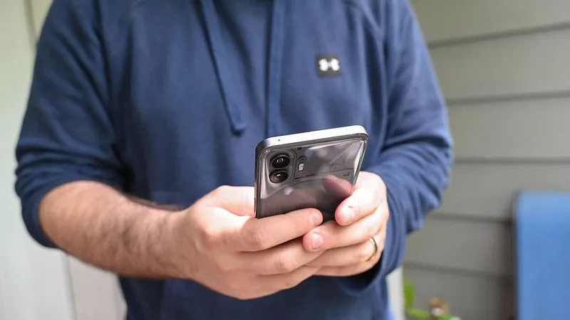 Ba chiếc điện thoại Samsung Galaxy Z Fold5 hiển thị các cách truy cập internet miễn phí khác nhau.