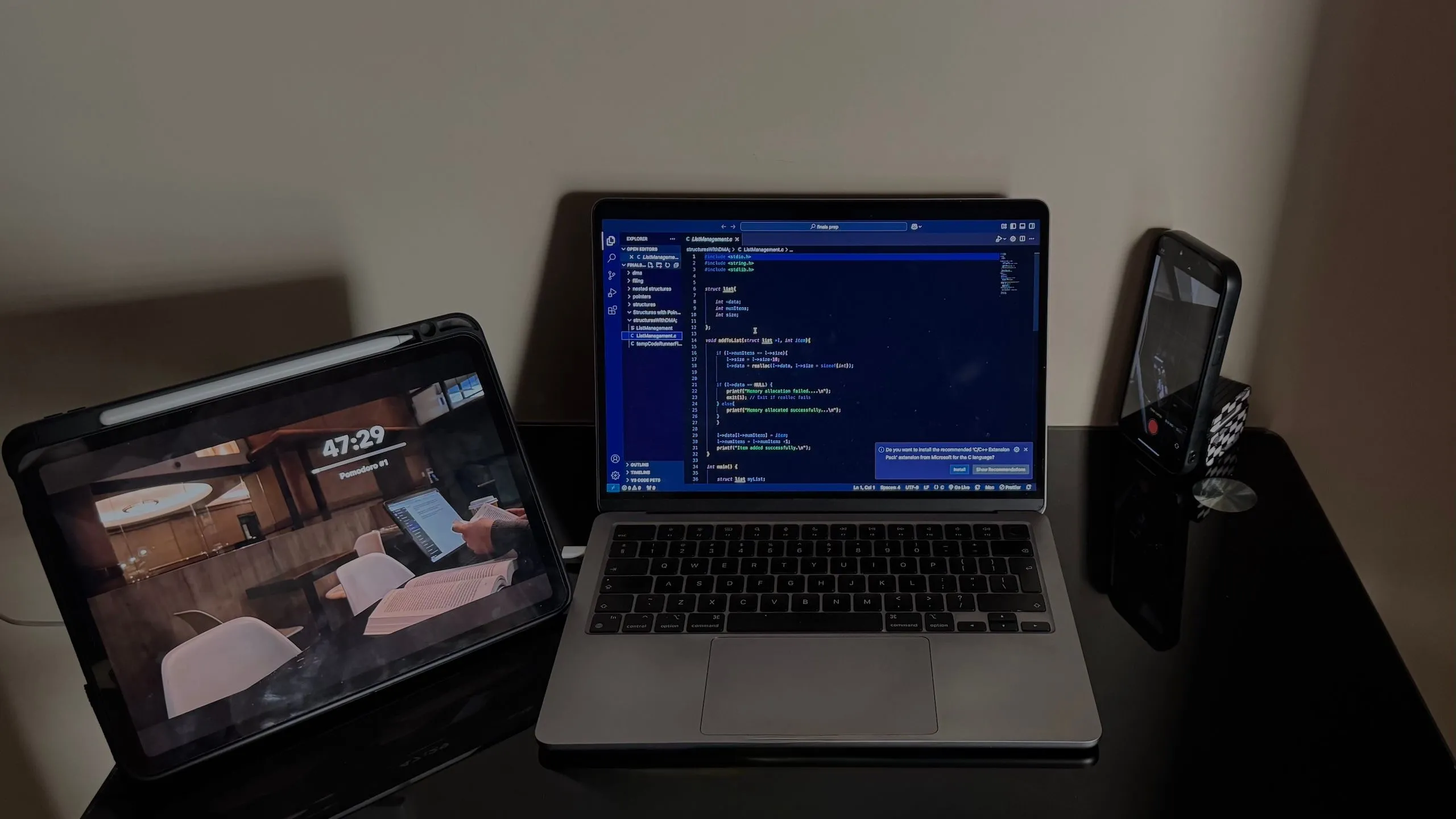 Bàn làm việc với iPad, iPhone và MacBook đang hoạt động song song, minh họa khả năng kết nối đa thiết bị của bàn phím Logitech Flip Folio
