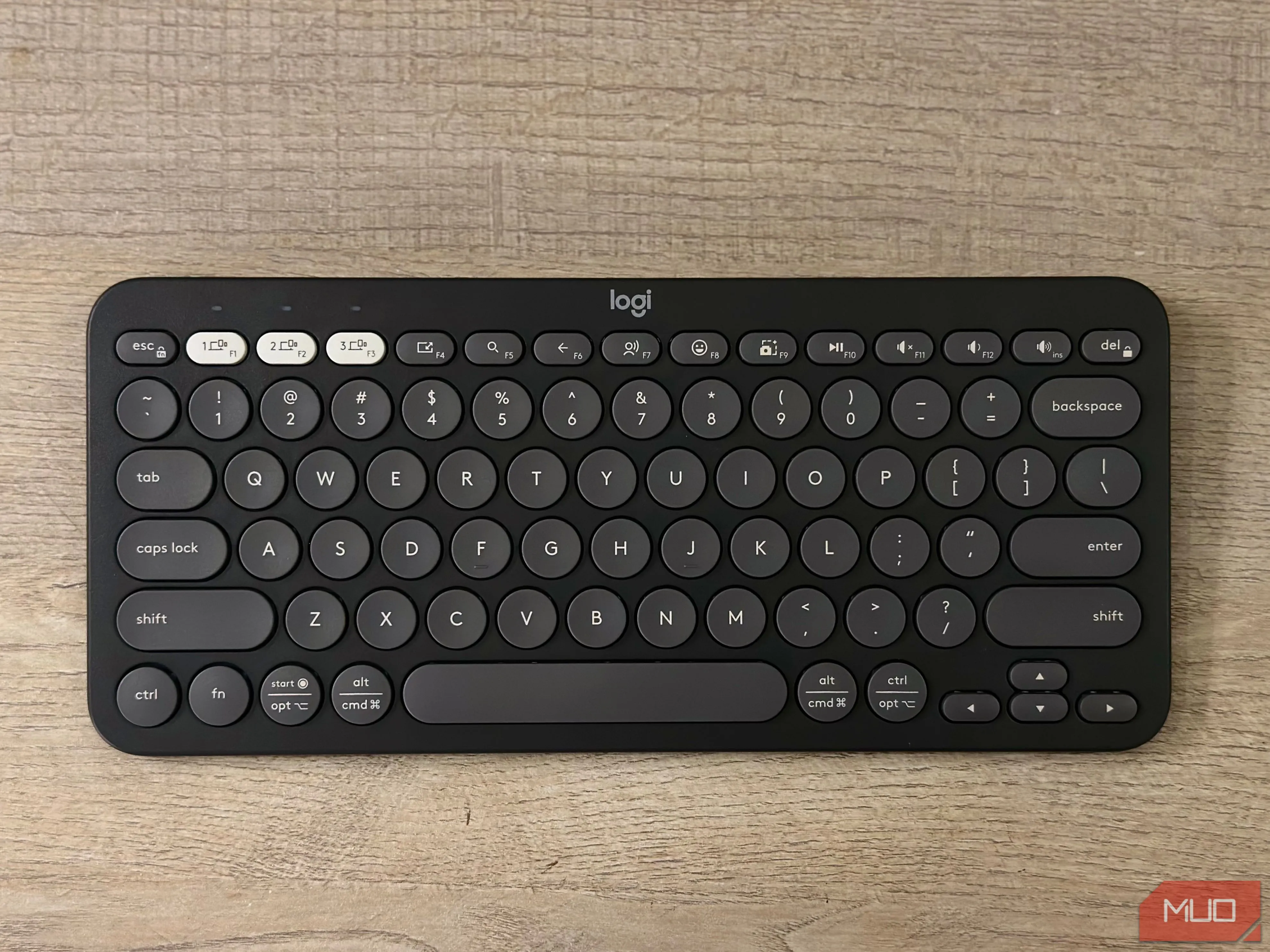 Bàn phím Logitech Pebble Keys 2 K380s đặt trên bàn làm việc