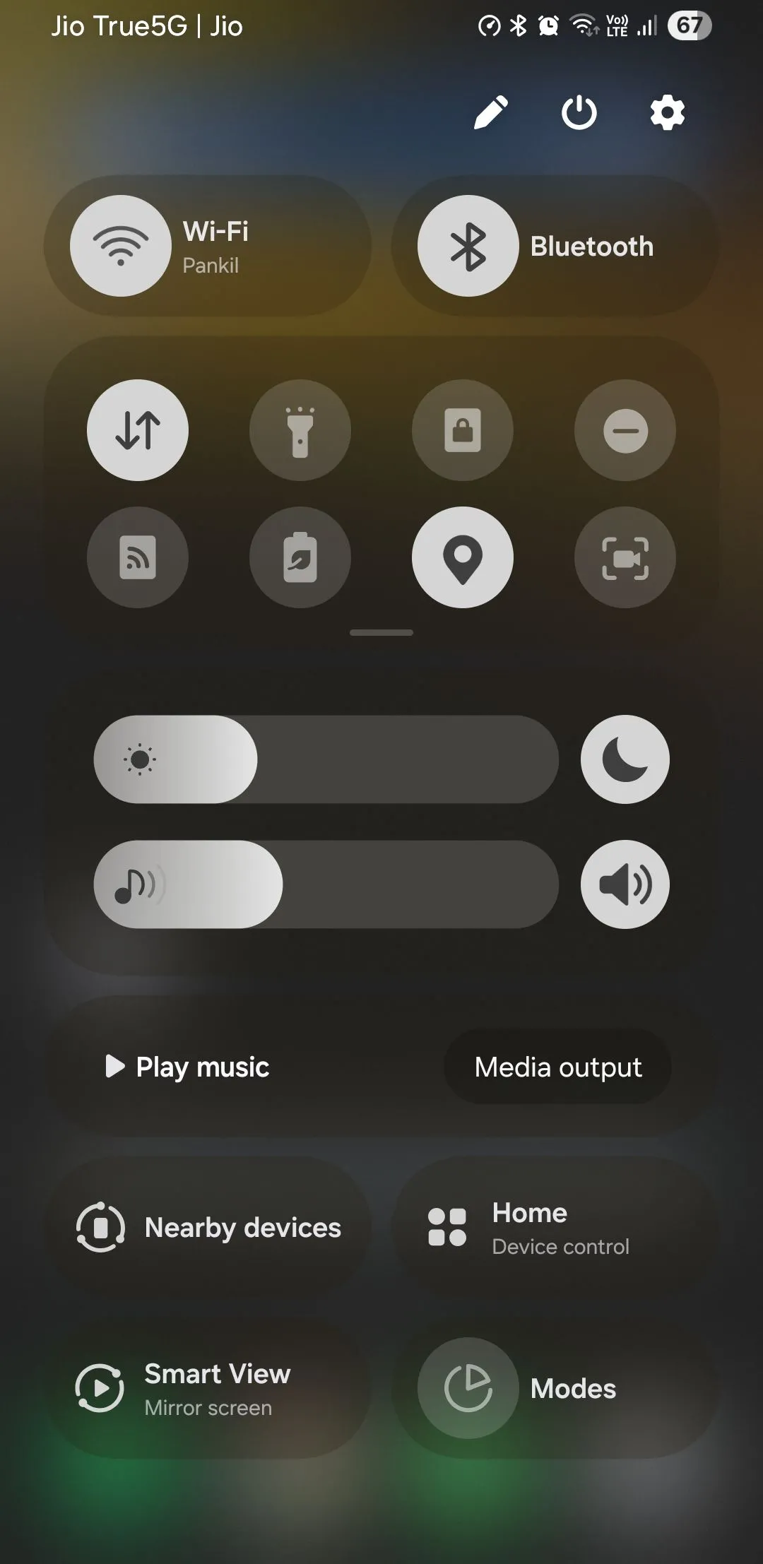 Bảng cài đặt nhanh của One UI 7 trên điện thoại Samsung với các biểu tượng cài đặt