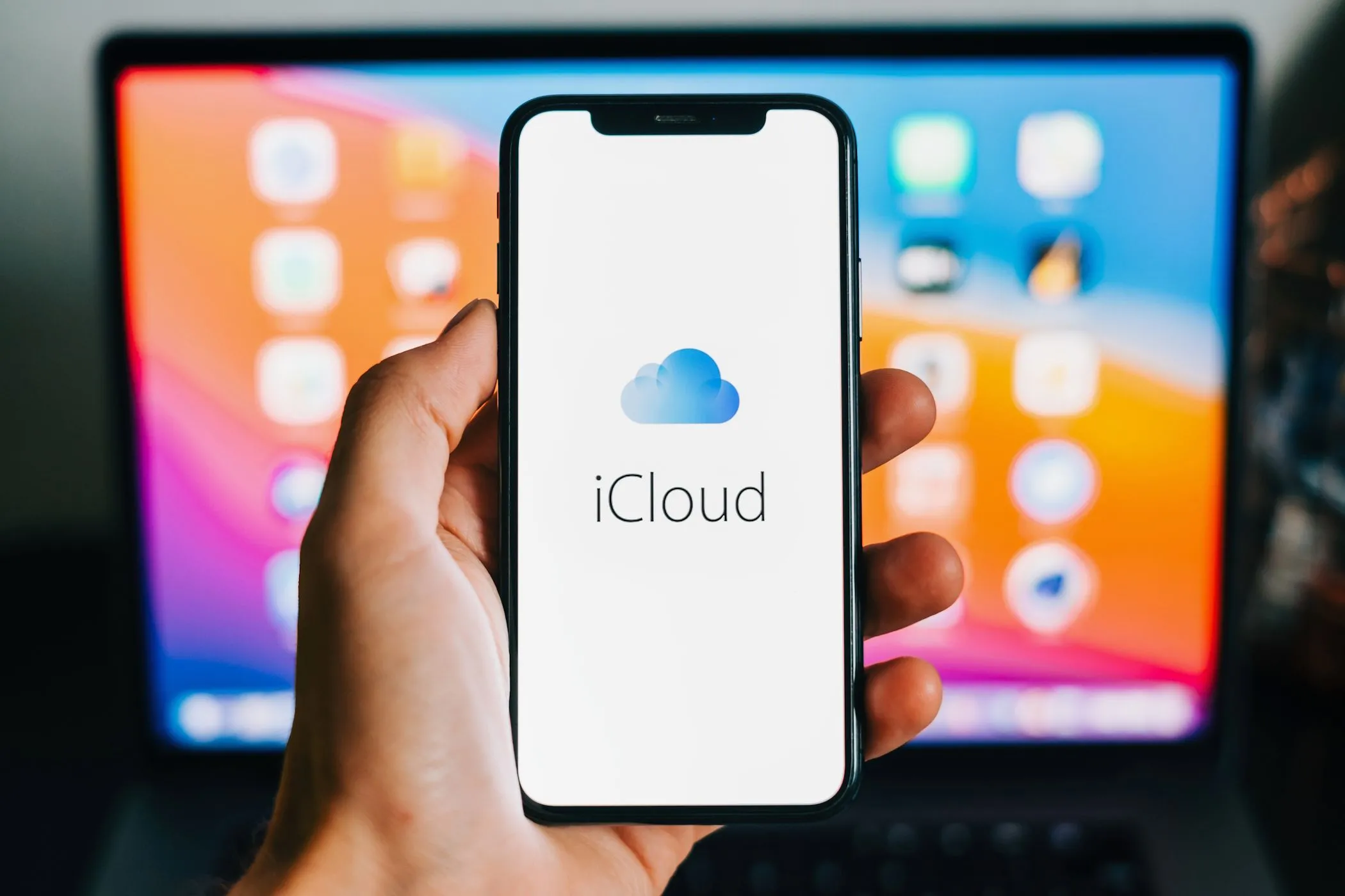 Biểu tượng iCloud hiển thị trên màn hình iPhone, minh họa cho yêu cầu đăng ký iCloud+ của Apple Invites