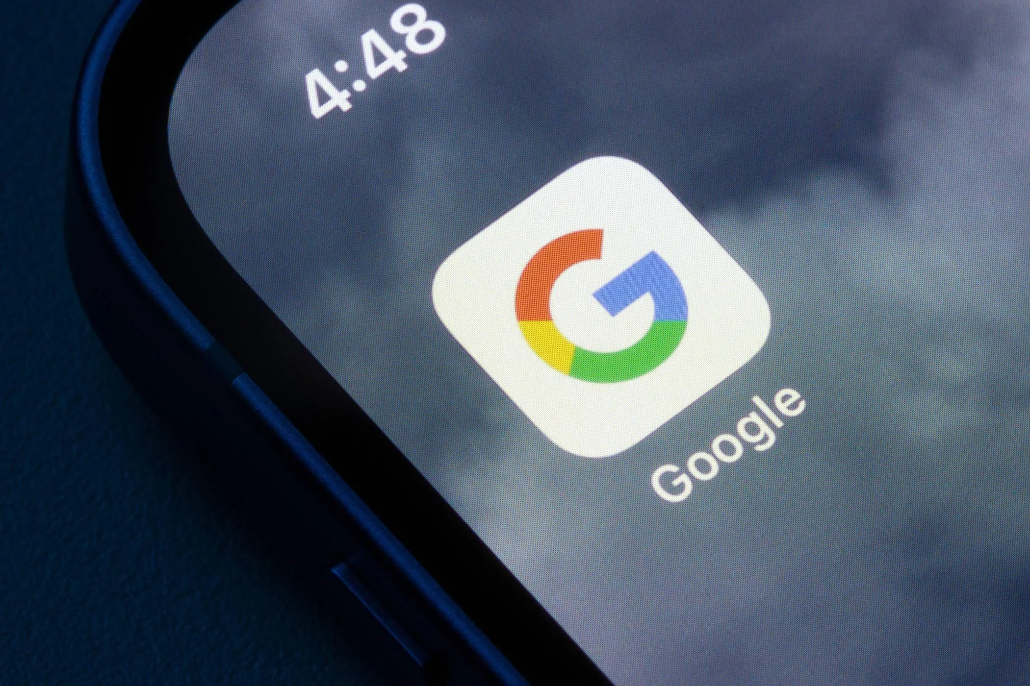 Biểu tượng ứng dụng Google trên màn hình chính iPhone, tượng trưng cho sự hiện diện của Google trong hệ sinh thái di động.