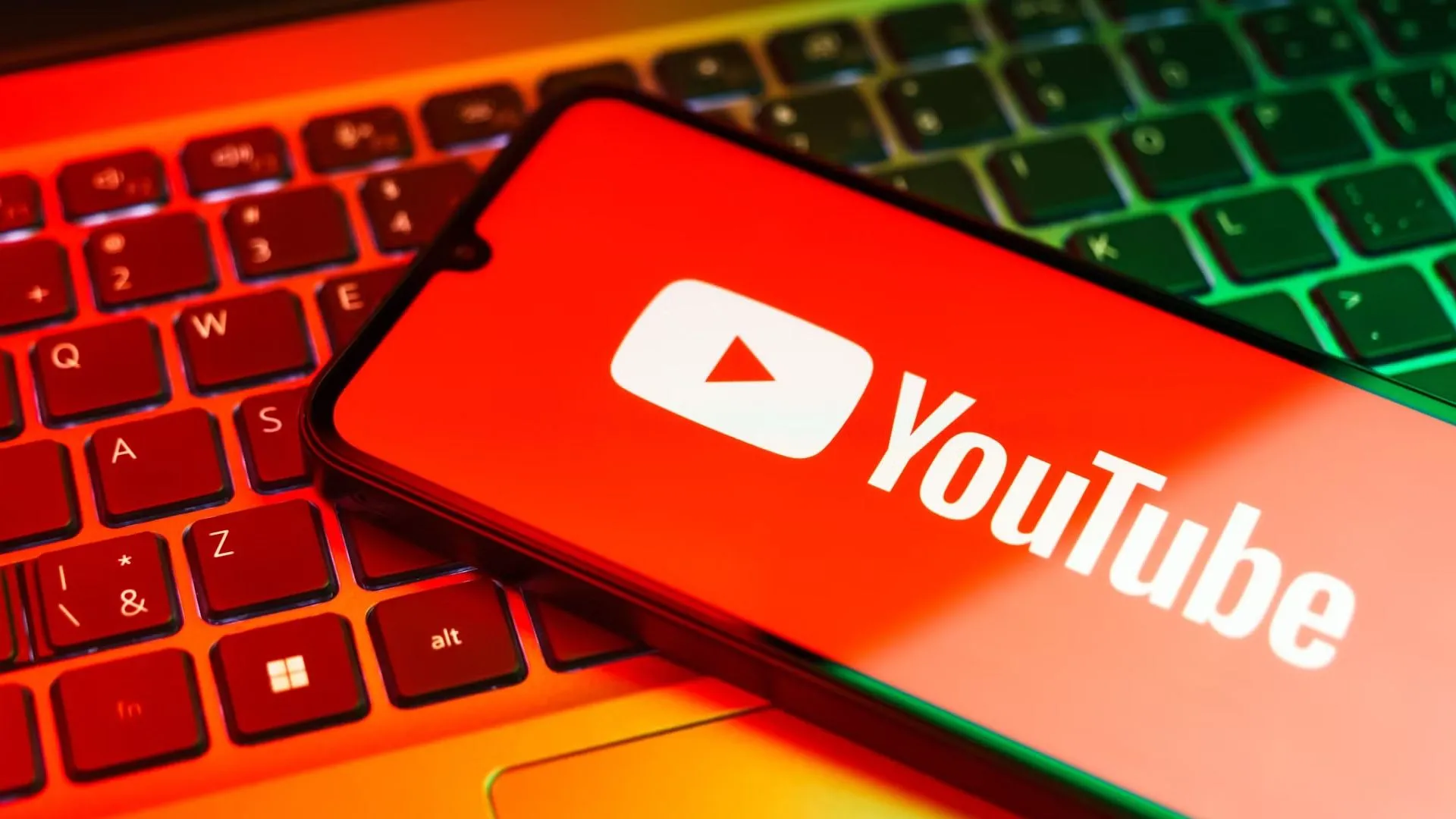 Biểu tượng YouTube trên màn hình điện thoại thông minh, minh họa việc nền tảng video chia sẻ dữ liệu cá nhân cho quảng cáo