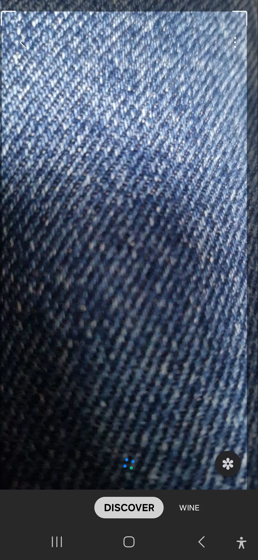 Bixby Vision đang quét một vật liệu denim để nhận diện thông tin