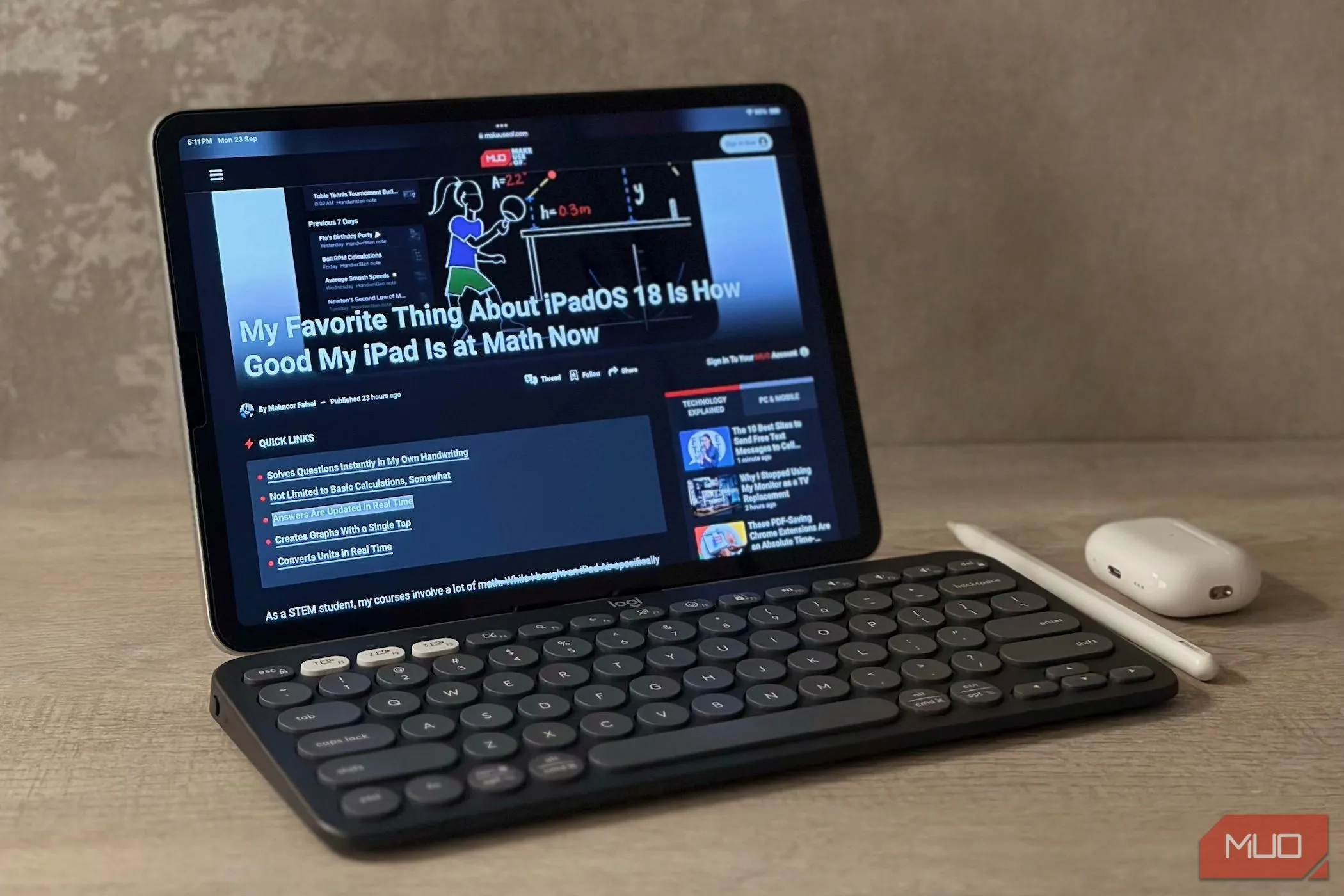 Bộ phụ kiện iPad gồm iPad, Apple Pencil, bàn phím Logitech Pebble Keys 2 K380s và tai nghe AirPods trên bàn làm việc