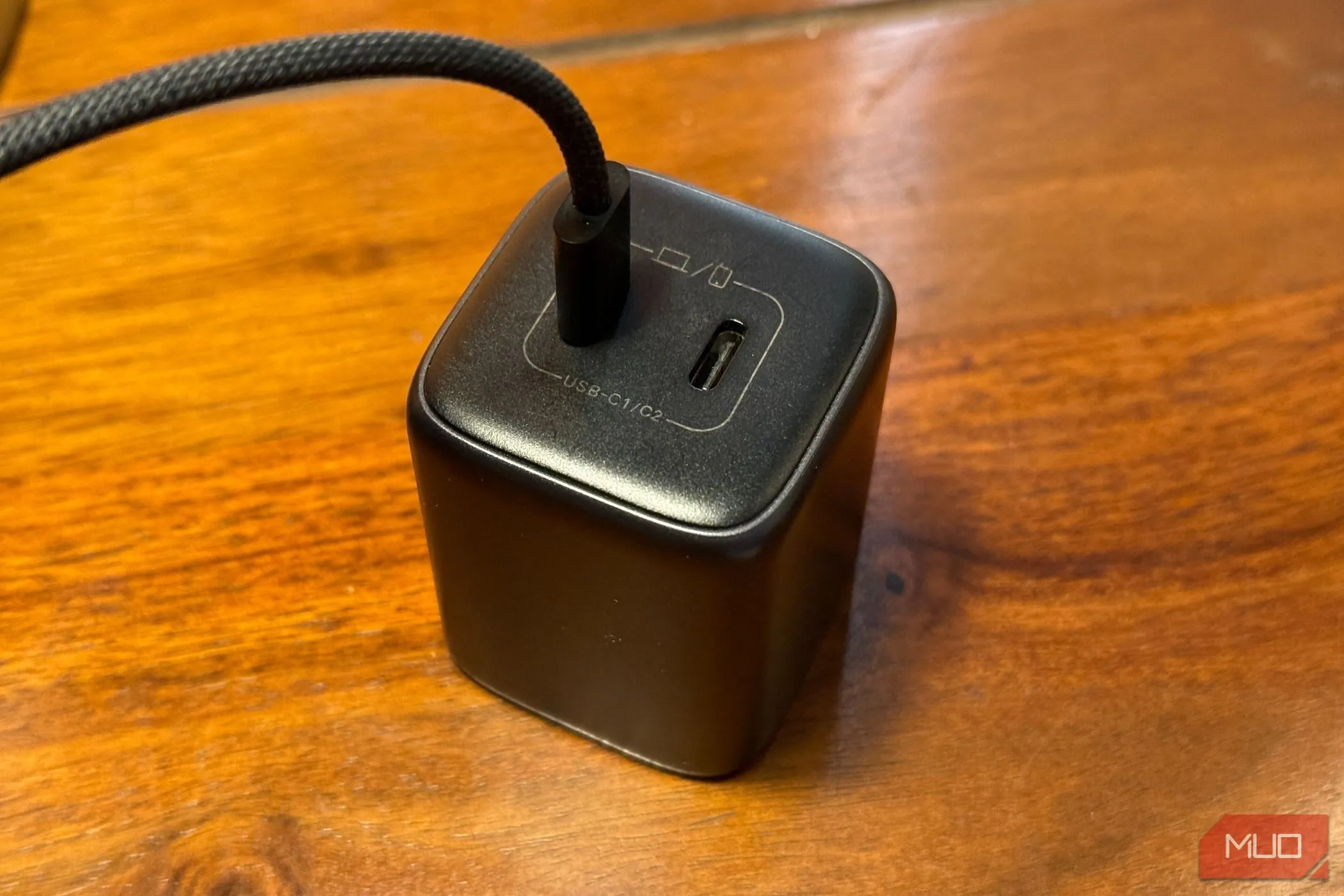 Bộ sạc điện thoại và cáp sạc USB-C được đặt trên bàn