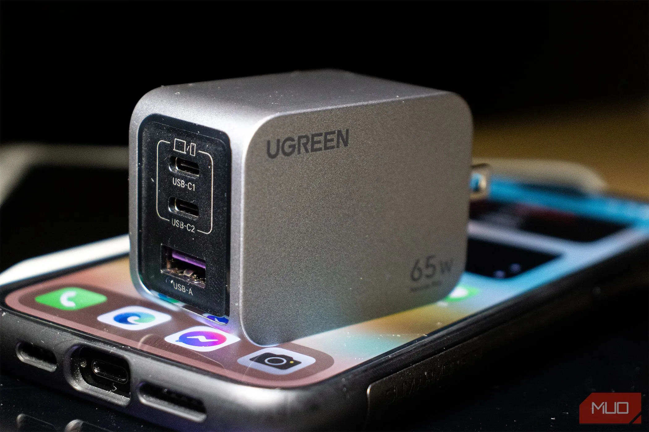 Bộ sạc Ugreen Nexode Pro 65W đang sạc cho điện thoại iPhone 14 Pro Max