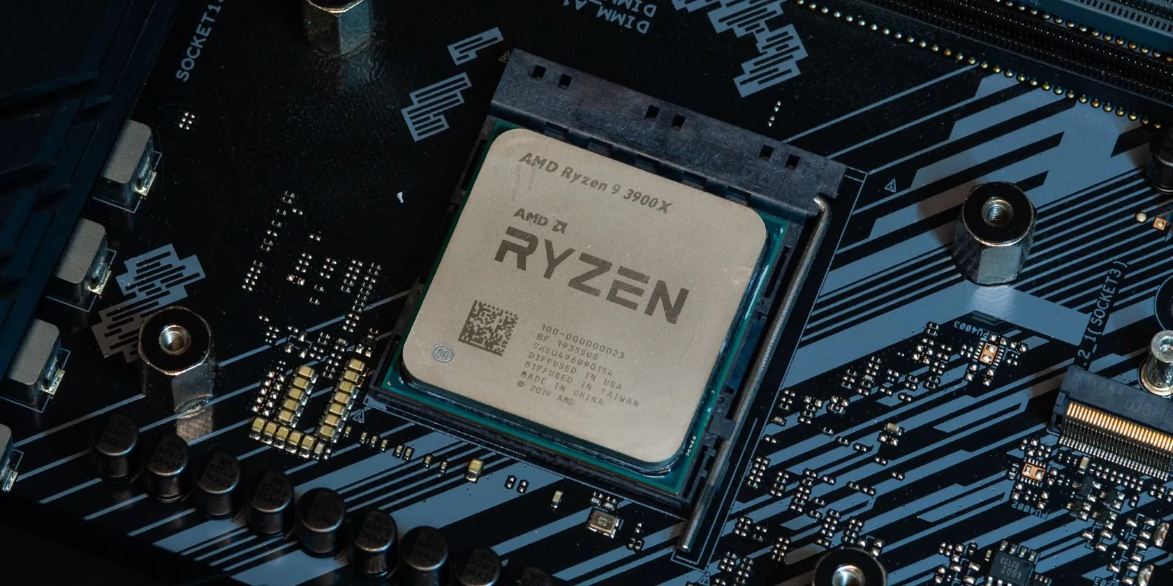 Bộ xử lý Ryzen đặt trên bo mạch chủ đã được vệ sinh, cho thấy sự sạch sẽ của linh kiện PC