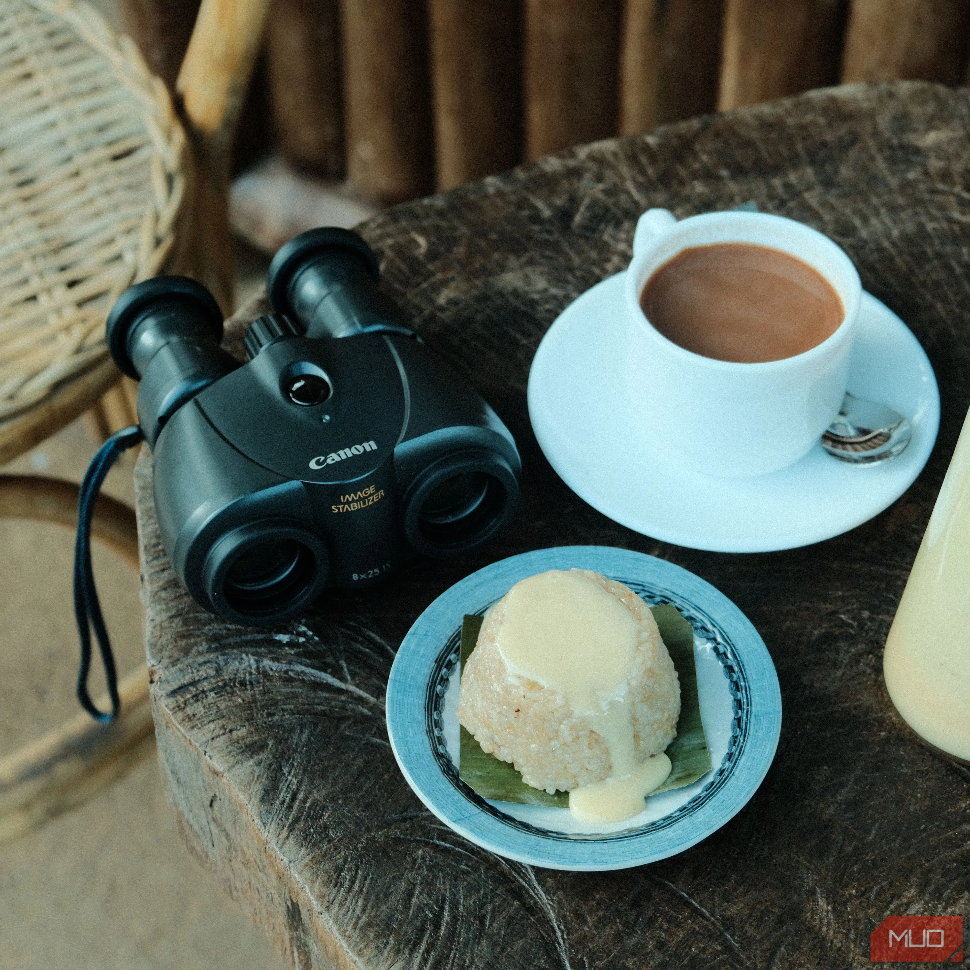 Bữa ăn với các món ăn hấp dẫn được bày trên bàn, chụp bằng máy ảnh Fujifilm X-T20
