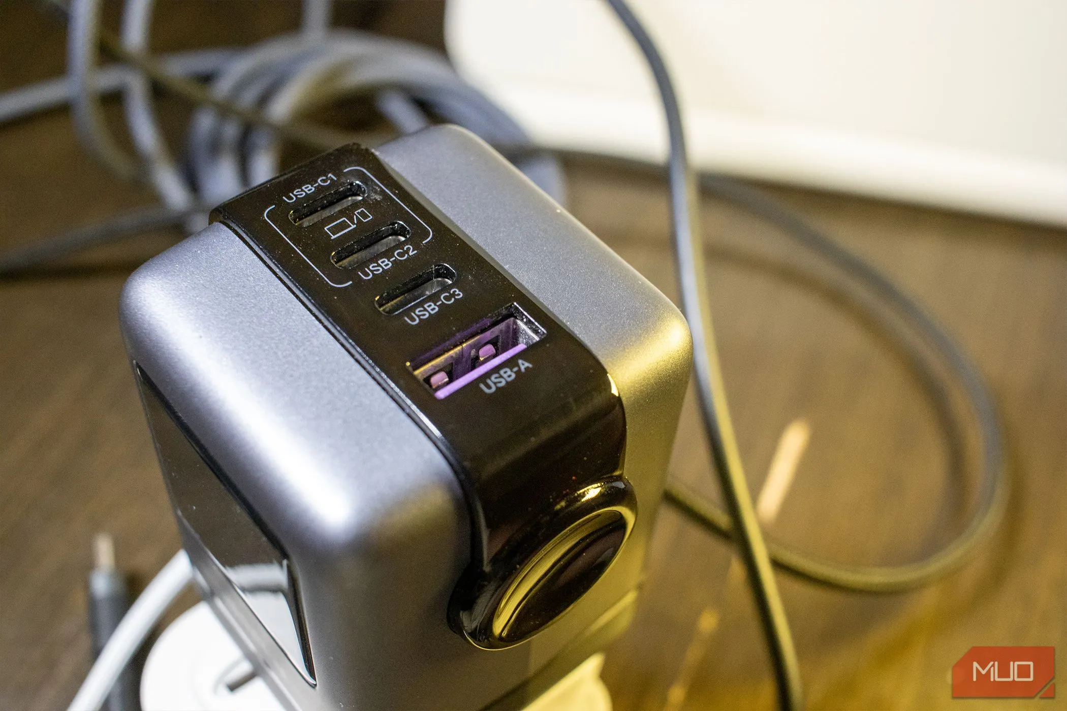 Các cổng sạc USB-C và USB-A trên bộ sạc đa năng Ugreen Uno Charger 100W