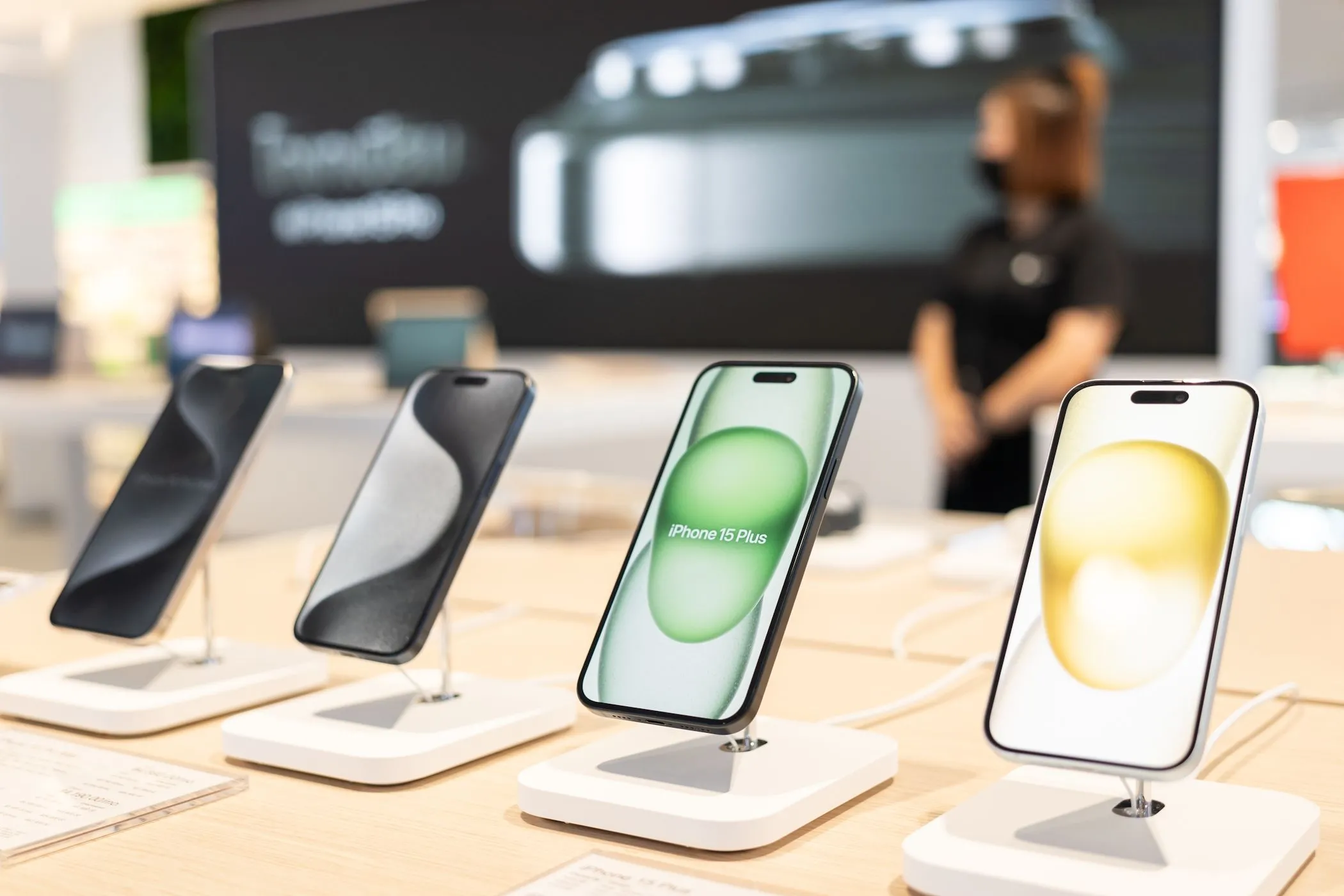 Các mẫu điện thoại iPhone 15 mới tinh trưng bày tại cửa hàng Apple, đối lập với thông điệp về giảm thiểu rác thải điện tử khi sử dụng thiết bị cũ.