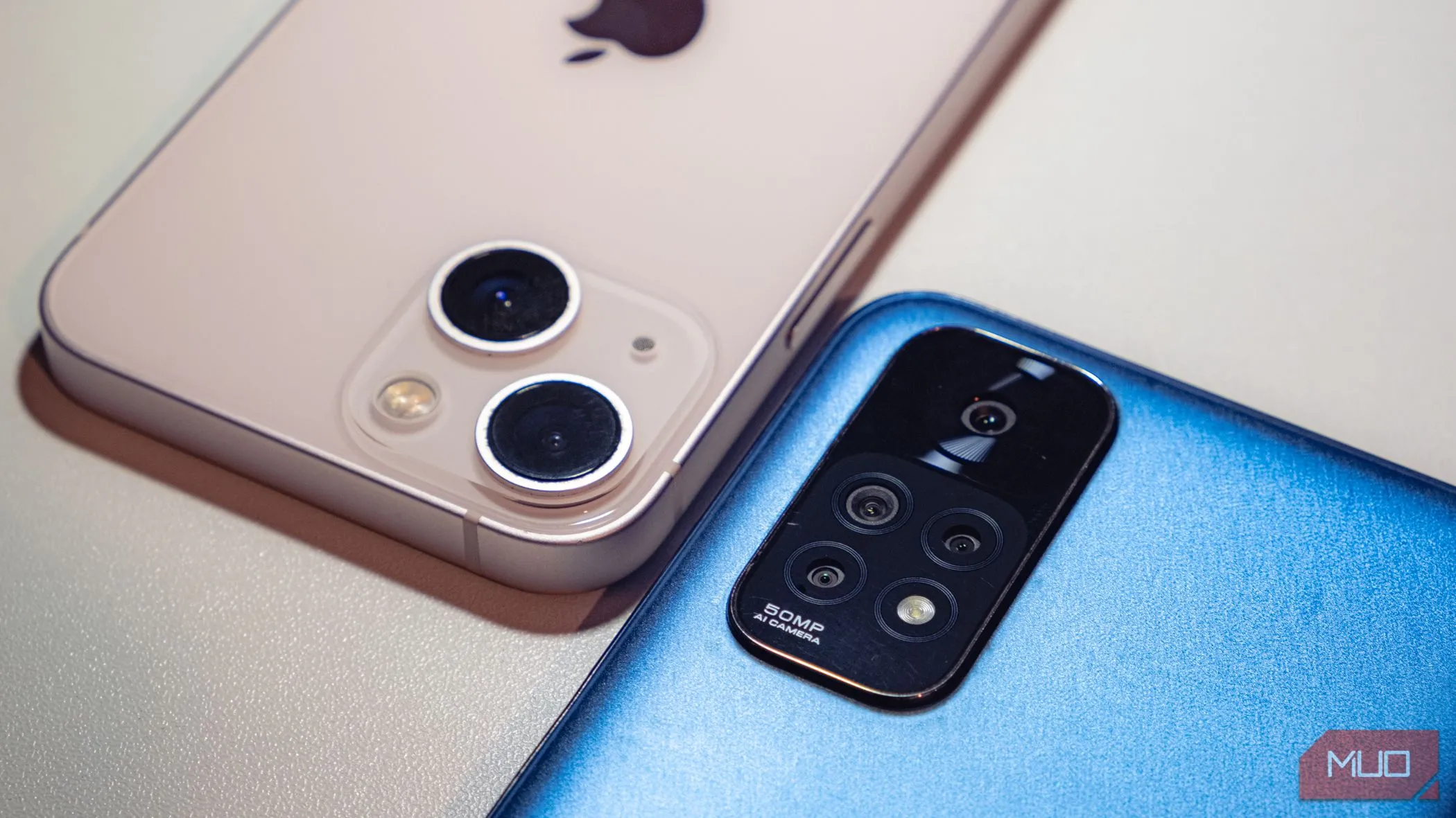 Các ống kính camera điện thoại đặt cạnh nhau, biểu trưng cho xu hướng nhiều camera không hiệu quả