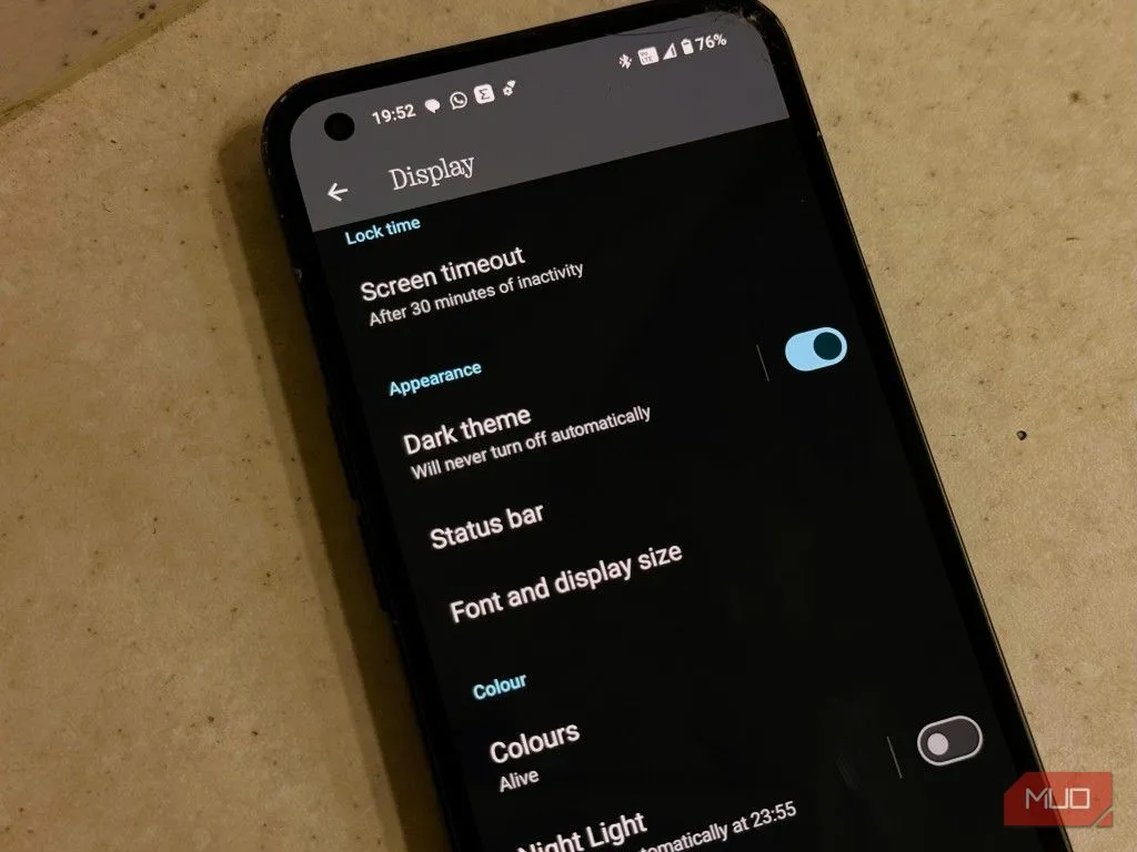 Cài đặt chế độ tối (Dark Mode) trên điện thoại Android với giao diện màu đen.