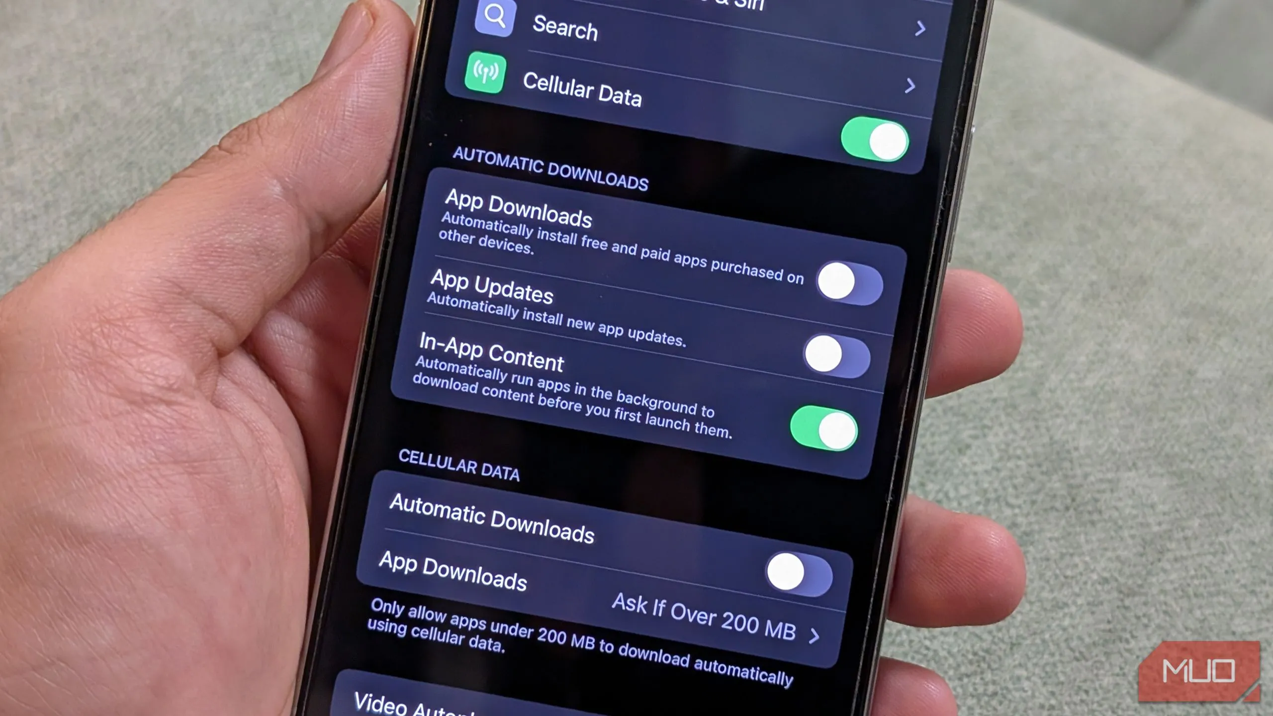 Cài đặt di động trong App Store trên iPhone, cho phép tắt tự động tải về qua dữ liệu di động.