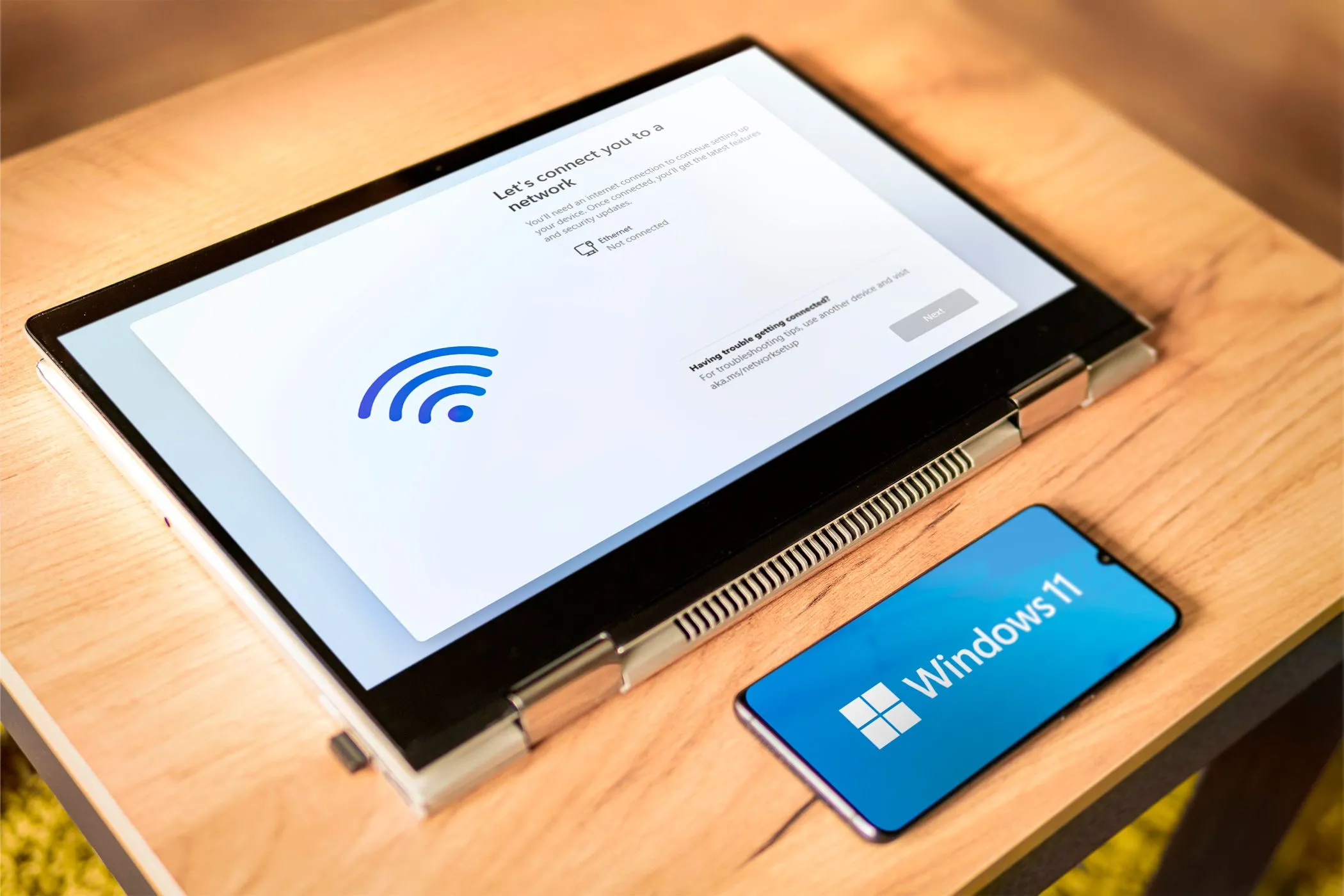 Cài đặt ngoại tuyến Windows 11 trên laptop và điện thoại với logo Windows 11