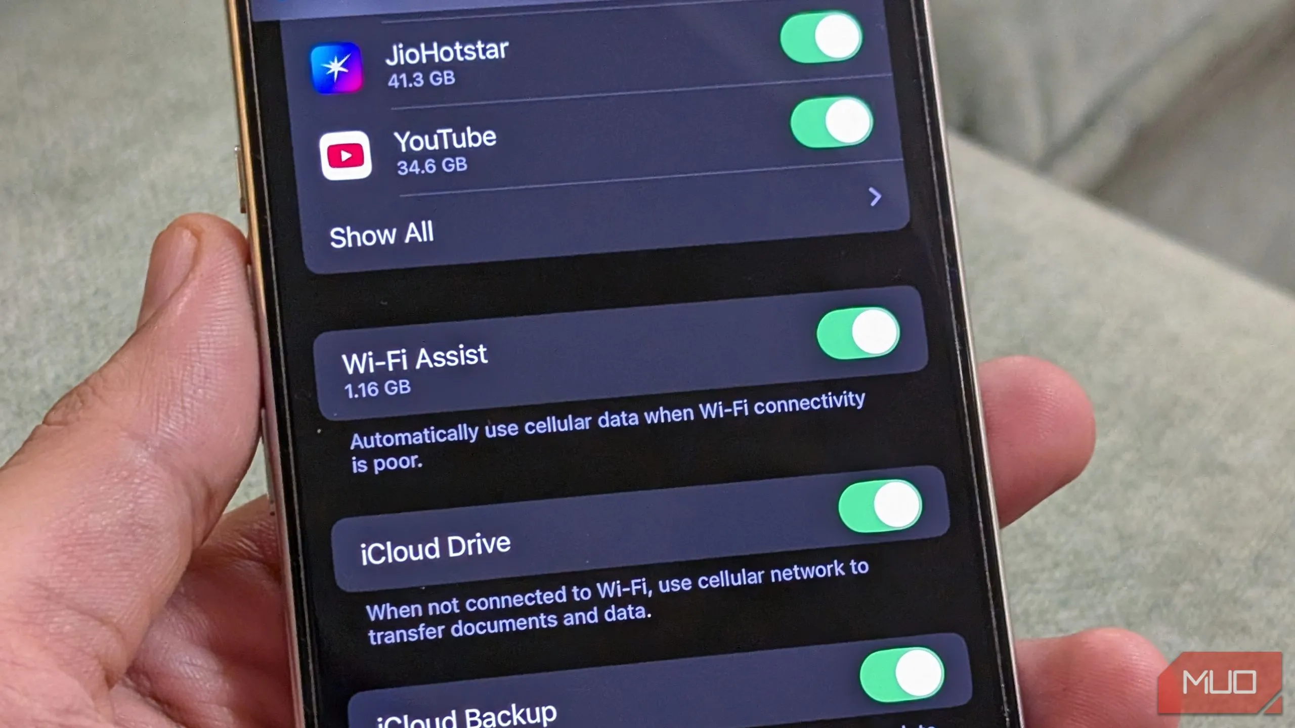Cài đặt Wi-Fi Assist trên iPhone, cho phép người dùng tắt tính năng chuyển đổi dữ liệu tự động.