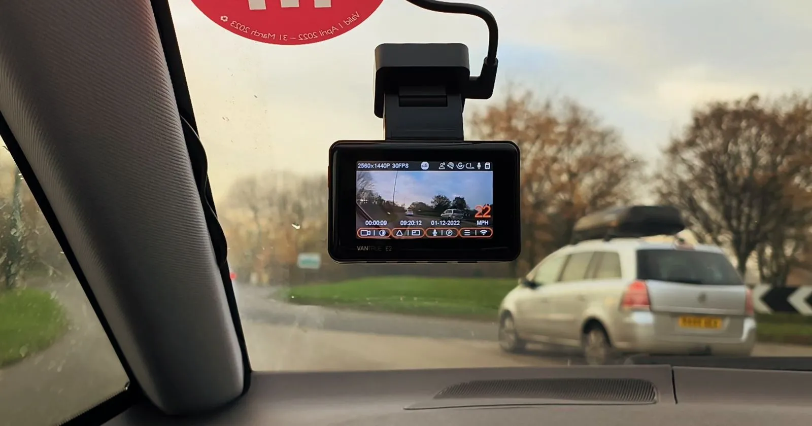 Camera hành trình Vantrue E2 lắp đặt trong xe ô tô, cấp nguồn qua cổng USB