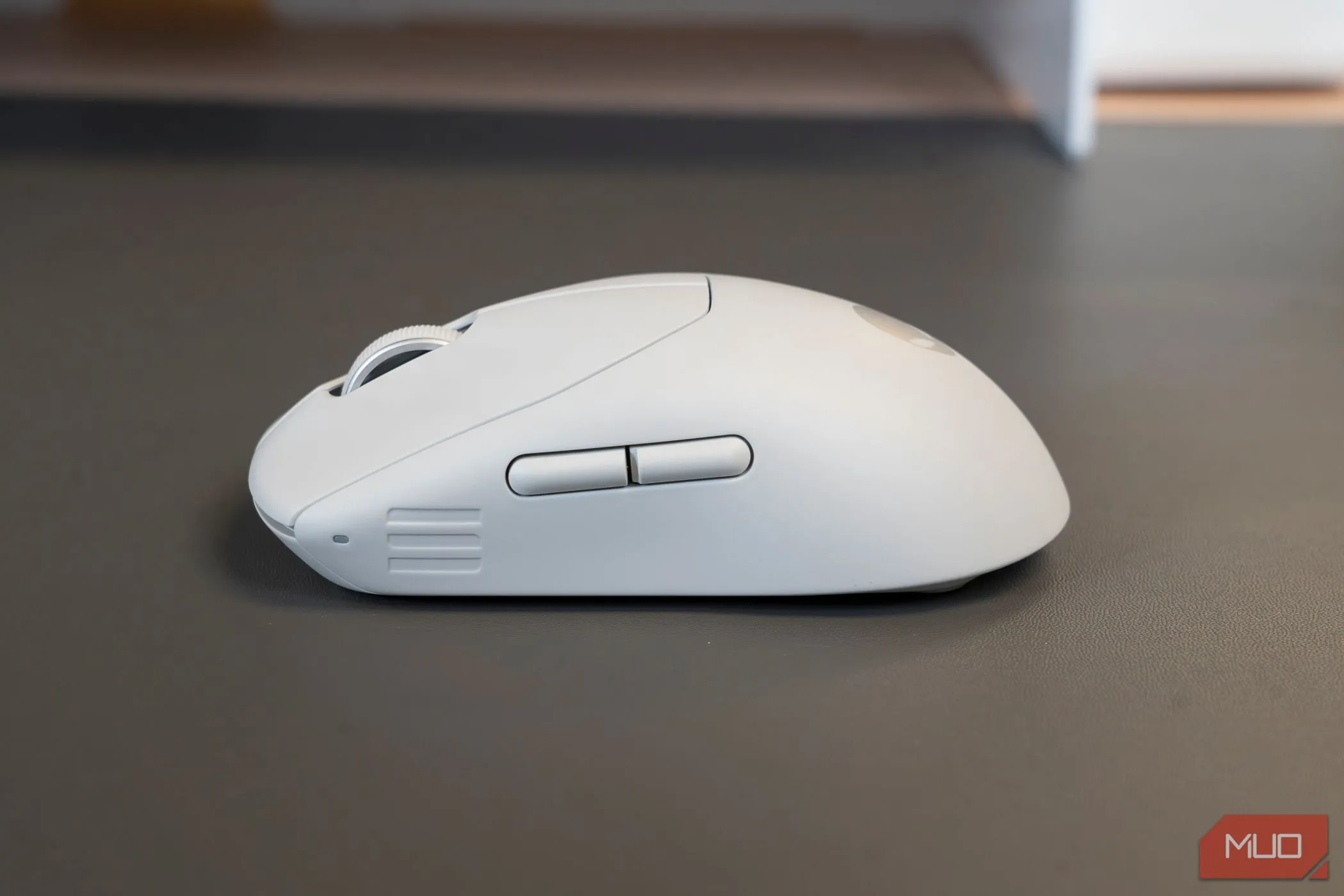 Cận cảnh cạnh bên của chuột gaming không dây Alienware Pro, hiển thị bánh xe cuộn và nút bấm, minh họa trải nghiệm cuộn và chọn văn bản.