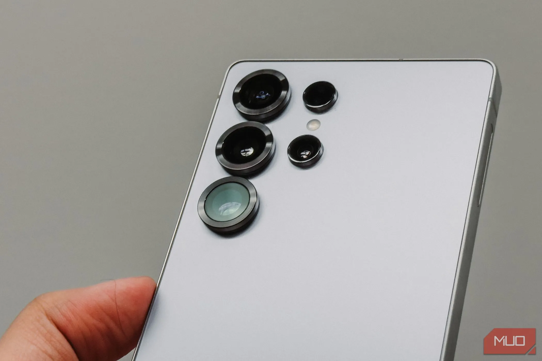 Cận cảnh cụm camera Samsung Galaxy S25 Ultra với vòng kim loại