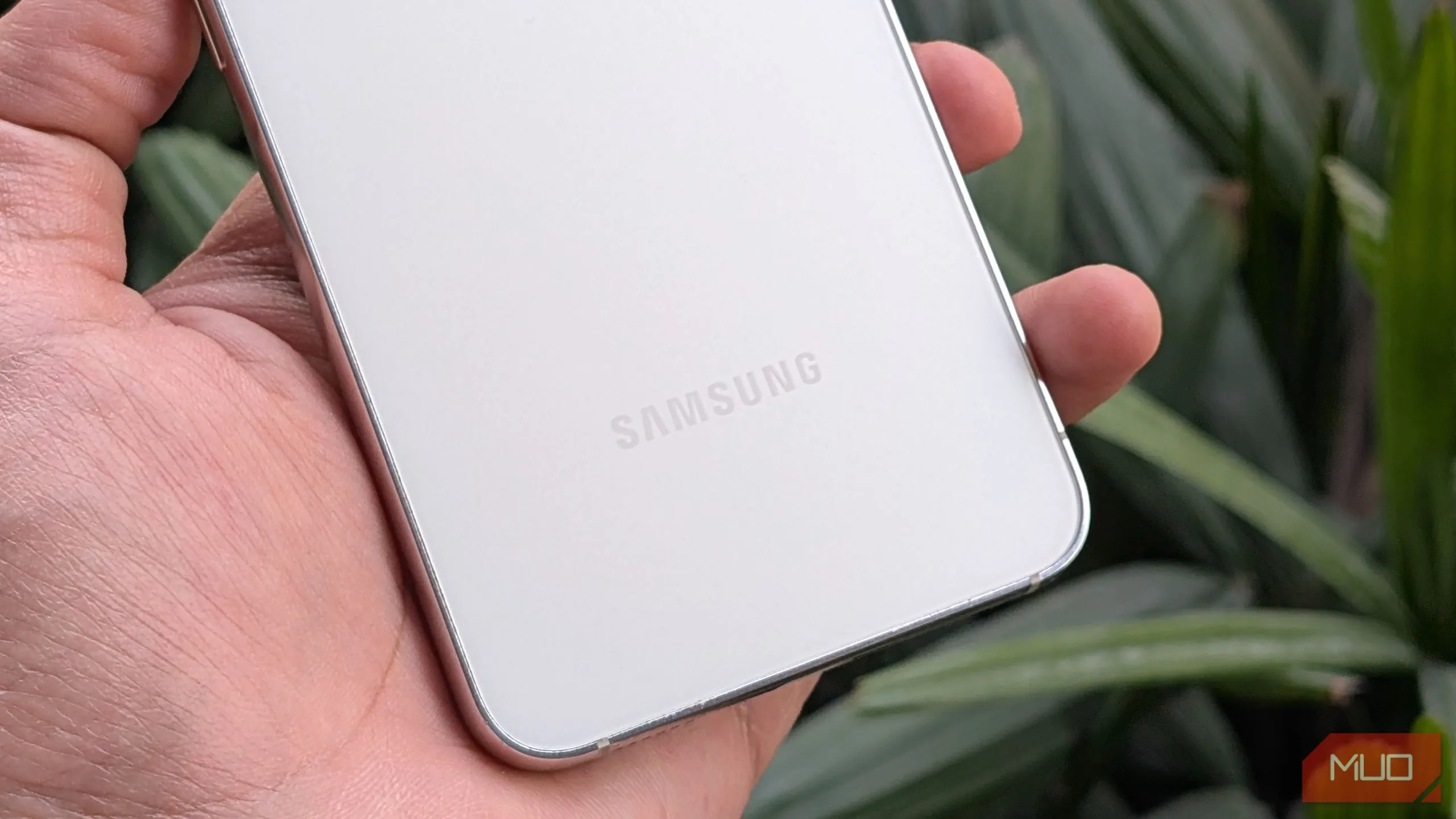 Cận cảnh mặt lưng điện thoại Samsung Galaxy S23 màu đen trong tay, nhấn mạnh camera và chất liệu hoàn thiện