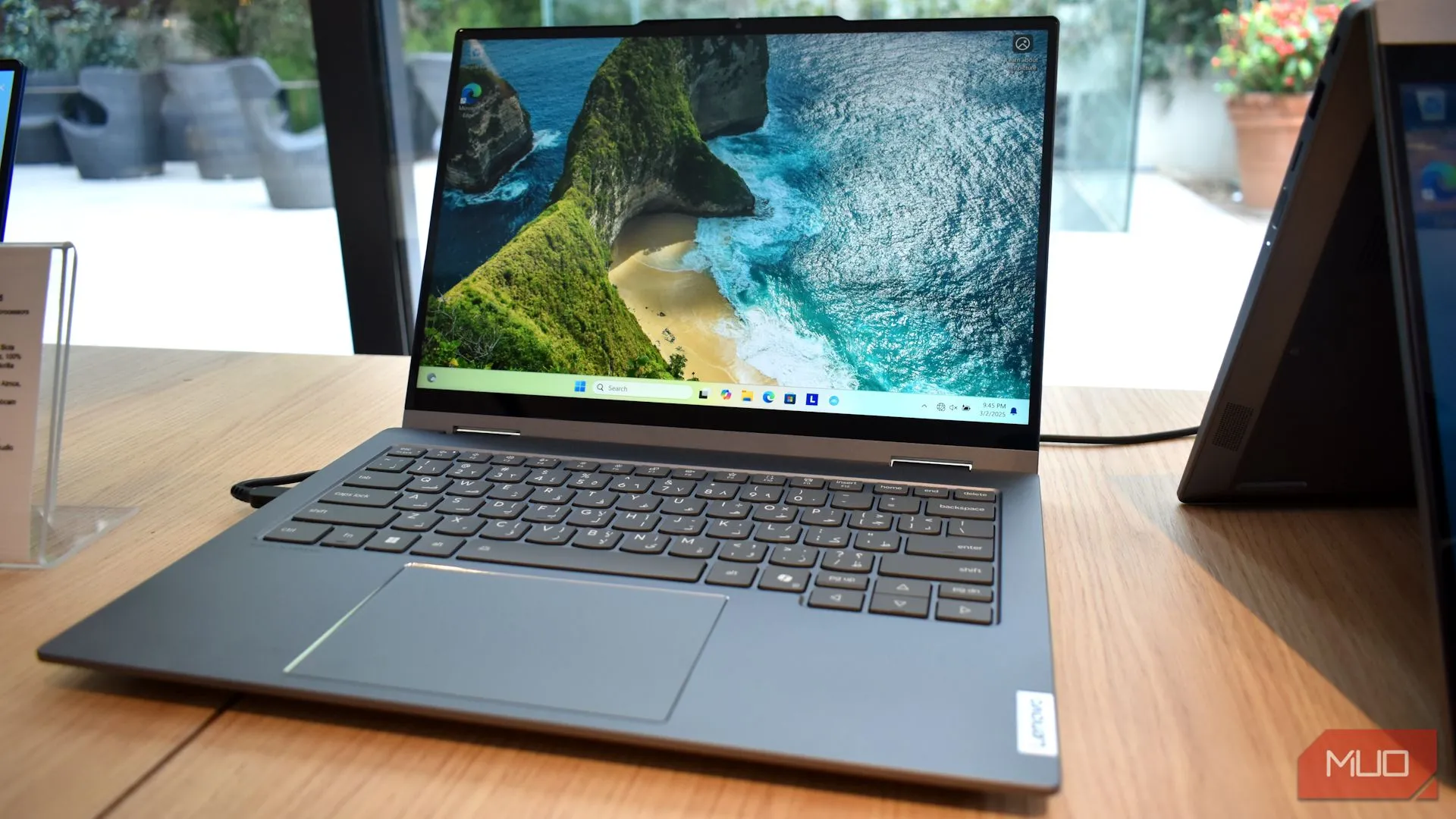 cận cảnh mặt trước của laptop Lenovo Yoga Solar PC tại MWC 2025, thể hiện thiết kế mỏng